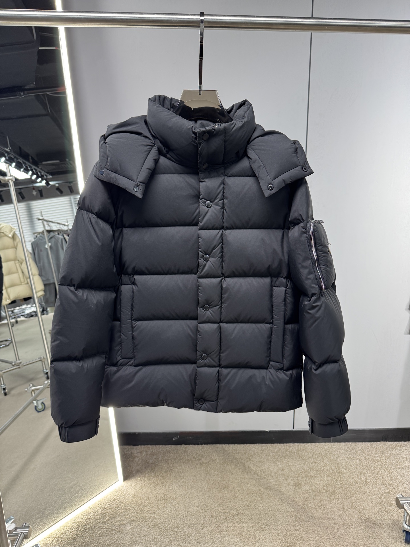 NO:569879,25 new autumn and winter PRADA down jackets are made of imported fabrics, full of down filling, customized hardware, simple and fashionable, suitable for business, leisure and other occasions. Counter synchronization code number 48-56, prada, down jacket, alexander wang1986090925秋冬上新 PRADA羽绒服 选用进口面料 充绒量十足 定制五金 简约时尚 适配商务、休闲等多种场合 专柜同步 码数48-56,,prada,down jacket,alexander wang,Men's clothing