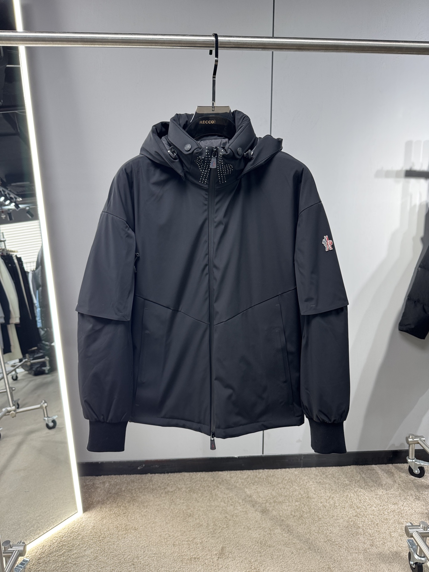 NO:569890,Newly released in autumn and winter of 25, the muffled down jacket is made of imported fabrics, fully filled with down, customized hardware, simple and fashionable, suitable for business, leisure and other occasions. The code number is 48-56, Moncler, down jacket, alexander wang.1986090925秋冬上新 蒙口羽绒服 选用进口面料 充绒量十足 定制五金 简约时尚 适配商务、休闲等多种场合 专柜同步 码数48-56,,Moncler,down jacket,alexander wang,Men's clothing