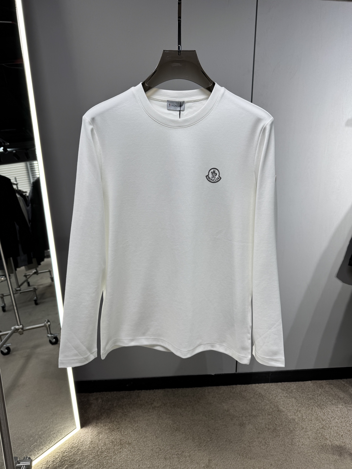 NO:570364,MK2025 early autumn new product thick classic small label long sleeve T-sleeve base; customized 260g high-density water-soft cotton fabric, exclusive fabric design is warm, soft and anti-static!  The small logo print design on the chest is simple and elegant, and the cuffs also have an exclusive wool duck logo design, a truly classic and popular style that shows off its beauty without revealing anything!  All three standards are complete!  Code number 48-56,,alexander wang19860909MK2025早秋新品厚款经典小标长袖T袖打底；定制260克高密水柔棉面料,专属的面料设计保暖柔软并且抗静电！胸前小标印花设计,简约大气,袖口更有专属羊毛标鸭仔唛设计,一款真正显山不露水的经典爆款！三标齐全！码数48-56,,alexander wang,Men's clothing