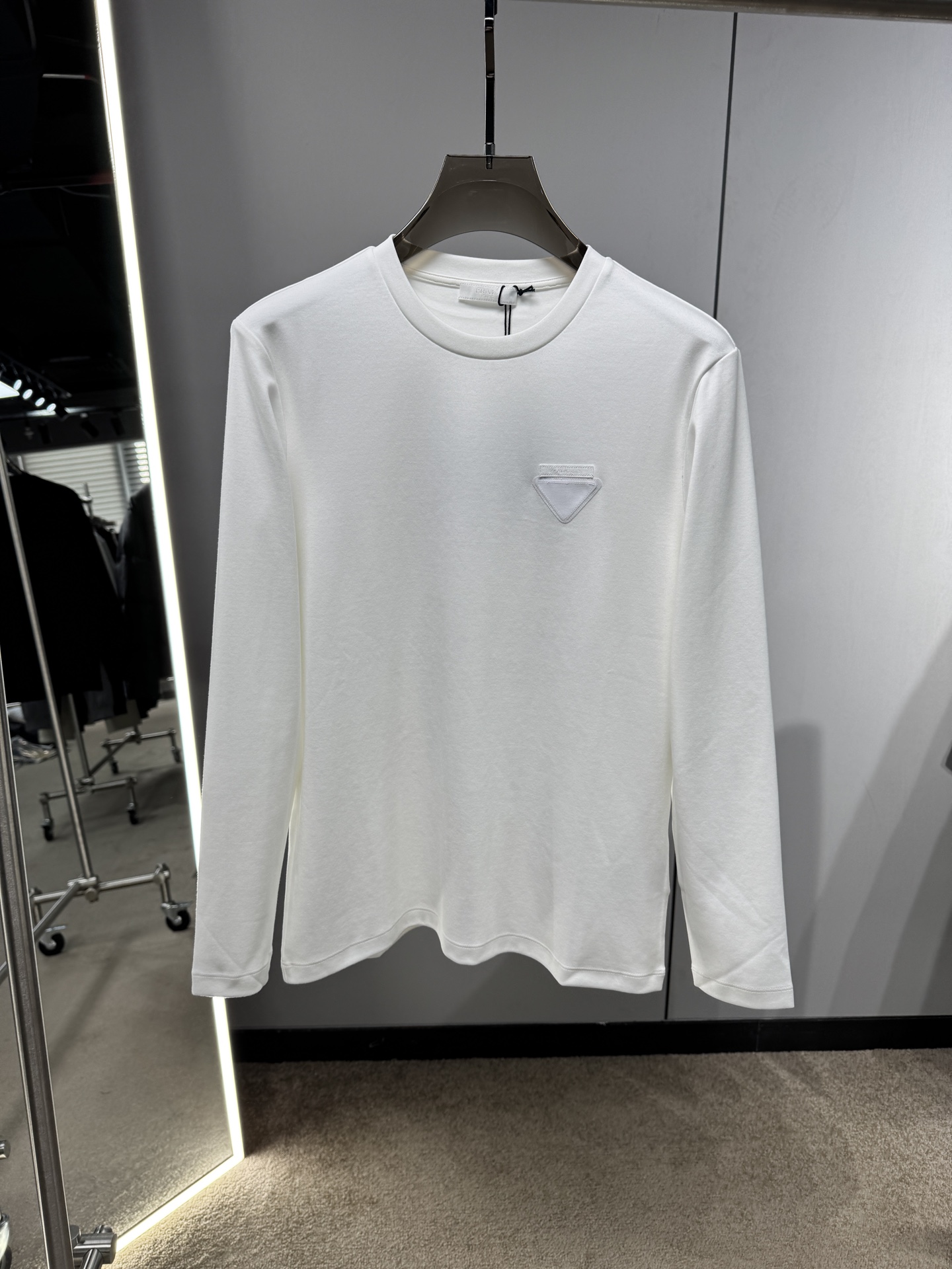 NO:570369,Prada 2025 early autumn new product thick woven label triangle logo embroidered long-sleeved T-sleeves; customized and exclusive high-density water-soft cotton fabric, cotton, comfortable, delicate and warm, anti-static technology, the chest is embroidered with a triangle logo pattern combined with woven label and garri cloth, which is very attractive and low-key luxury. It will not affect the luxurious temperament when worn on any occasion!  All three standards are complete!  Code number 48-56,,alexander wang19860909P拉达2025早秋新品厚款织唛三角标刺绣长袖T袖；定制专属高密水柔棉面料,棉质,舒适细腻并且保暖,抗静电工艺,胸前采用织唛加里布组合的三角标图案刺绣而成,具有非常强大吸引力,并且低调奢华,任何场合穿搭都不会影响奢华气质！三标齐全！码数48-56,,alexander wang,Men's clothing