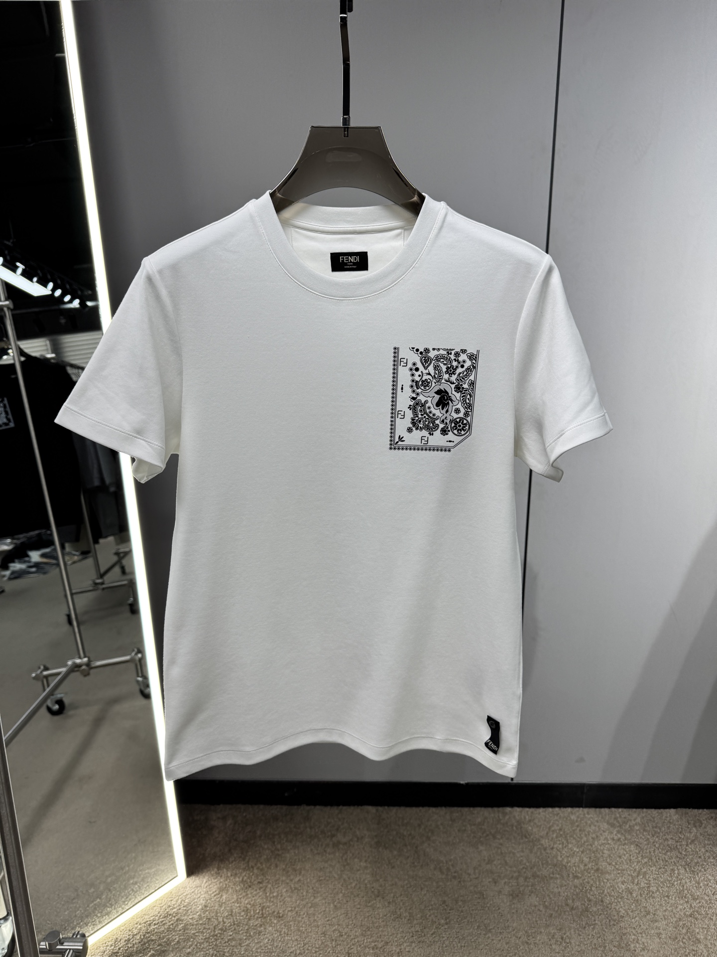 NO:569869,FENDI 2025 early autumn new thick cashew flower printed short-sleeved T-shirt; customized 260g high-density water-soft cotton fabric, comfortable and soft, strong warmth retention, cashew flower pocket appliqué printing technology on the chest, turtle back with logo printing on the back, a top-notch style with a novel and unique style, woven button design on the lower left foot!  Complete with all three standards, a new product for early autumn that we are looking forward to!  The absolute hitmaker!  Get it now!  ,,fendi,T-shirt,tees,t-shirt,alexander wang19860909FENDI 2025早秋新品厚款腰果花印花短袖T恤；定制260克高密水柔棉面料,舒适柔软,保暖性强,胸前腰果花口袋贴花印花工艺,后幅龟背更有对标印花,一款设计新颖独特风格的顶流造型,左下脚织唛纽扣设计！三标齐全,非常期待的早秋新品！绝对的爆款王！赶紧入手吧！,,fendi,T-shirt,tees，t-shirt,alexander wang,Men's clothing