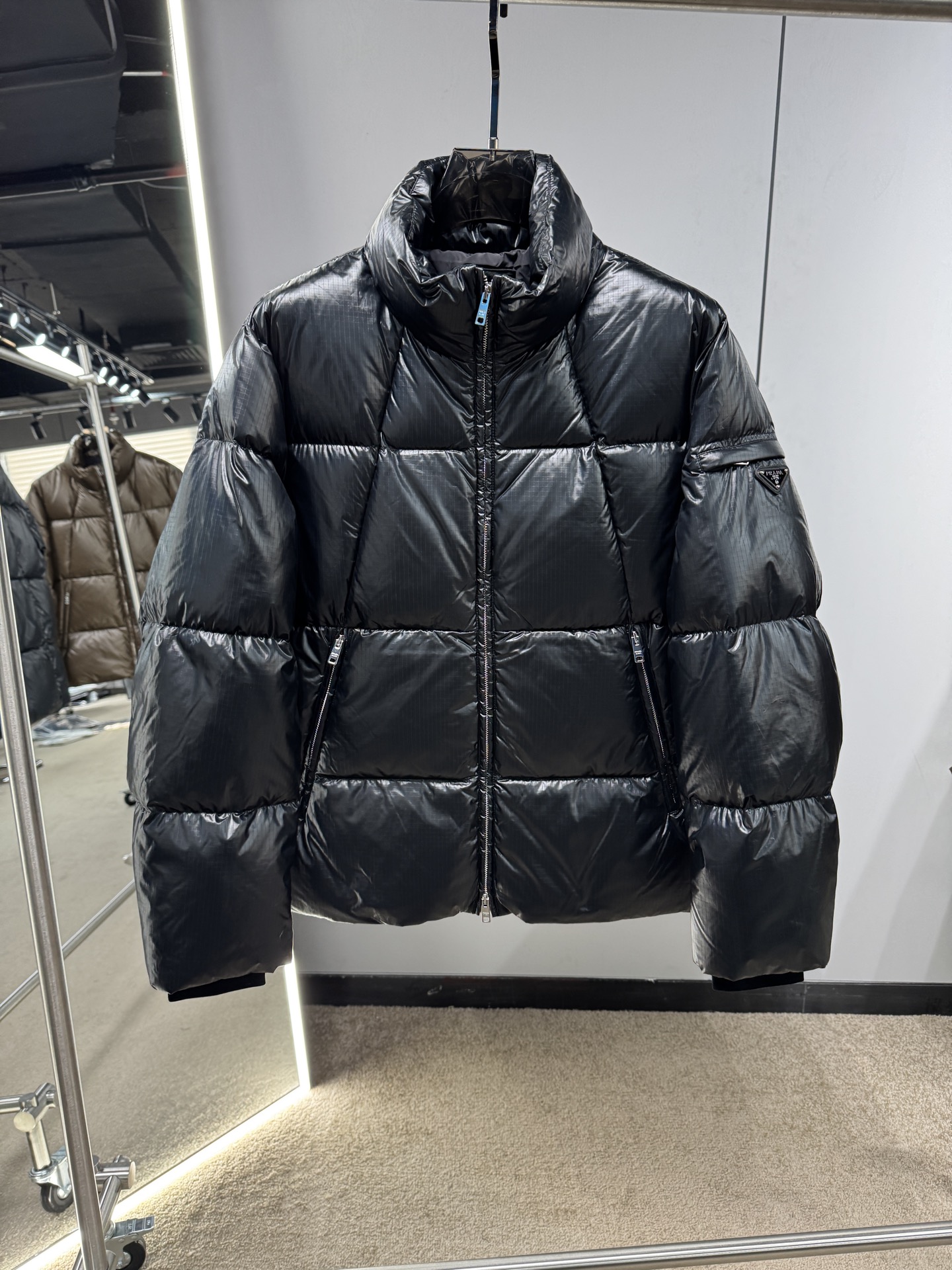 NO:569896,25 new autumn and winter PRADA down jackets are made of imported fabrics, full of down filling, customized hardware, simple and fashionable, suitable for business, leisure and other occasions. Counter synchronization code number 48-56, prada, down jacket, alexander wang1986090925秋冬上新 PRADA羽绒服 选用进口面料 充绒量十足 定制五金 简约时尚 适配商务、休闲等多种场合 专柜同步 码数48-56,,prada,down jacket,alexander wang,Men's clothing