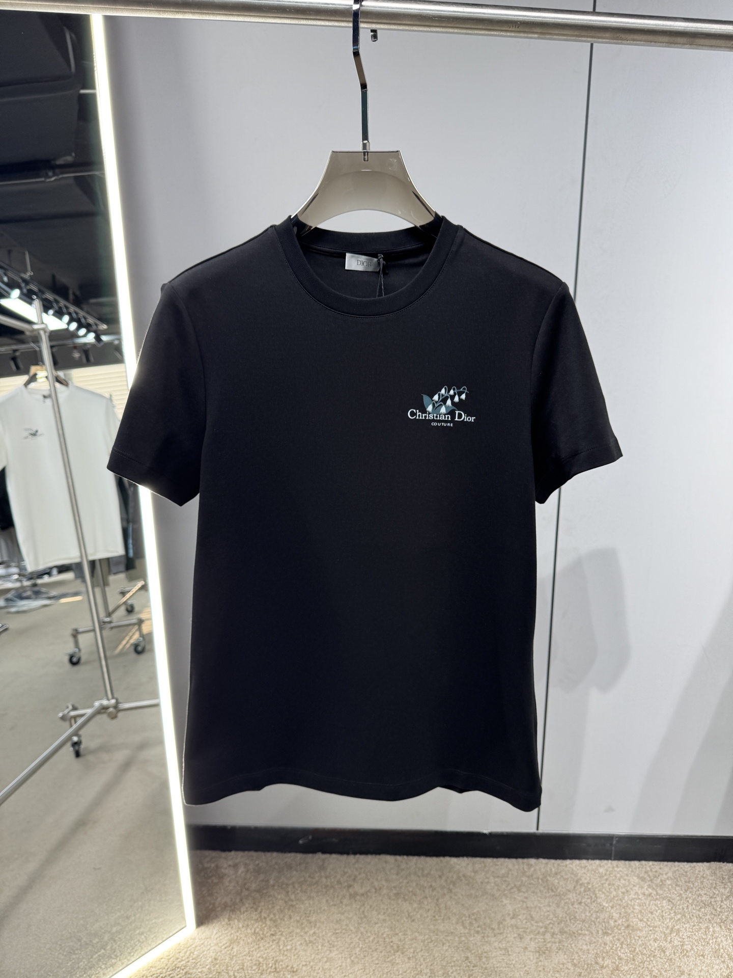 NO:569875,D'ao's 2025 early autumn new product thick lily of the valley lettering printed short-sleeved T-shirt; customized 260g high-density water-soft cotton fabric, comfortable, soft and warm, small label with lily of the valley lettering printed on the chest, a simple fashion item can bring out the whole person's state of mind!  A very artistic and popular item!  Code number 48-56,,T-shirt,tees,t-shirt,alexander wang19860909D奥2025早秋新品厚款铃兰字母印花短袖T恤；定制260克高密水柔棉面料,舒适柔软保暖性强,胸前小标铃兰花字母印花,一款简约的时尚单品能够带动整个人的状态！非常有意境的一款单品爆品！码数48-56,,T-shirt,tees，t-shirt,alexander wang,Men's clothing