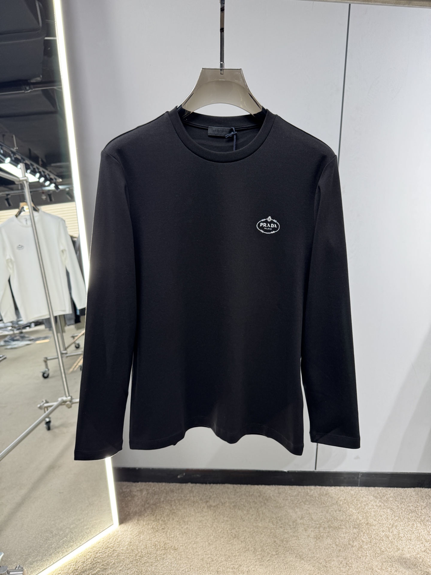 NO:569881,PRADA 2025 autumn and winter new product thick high-definition embroidered long-sleeved T-shirt; customized 260g high-density water-soft cotton fabric, 95% cotton, a comfortable, delicate and warm skin-friendly base!  Anti-static treatment, the original high-definition embroidery machine on the chest is developed with the same counter embroidery technology, 0 frames of undifferentiated embroidery technology, which can truly lead the simple style of fashionable life!  Must-have items for autumn and winter, must-keep items for yourself, prada, tees, t-shirt, alexander wang19860909PRADA 2025秋冬新品厚款高定刺绣长袖T恤；定制260克高密水柔棉面料,棉质95的一款舒适细腻且保暖性强的亲肤打底！抗静电处理,胸前高定刺绣机原版开发同柜台刺绣工艺,0帧无差异化刺绣工艺,能够真正引领时尚生活的简约风格！秋冬必爆款,必须自留的爆品,,prada,tees，t-shirt,alexander wang,Men's clothing