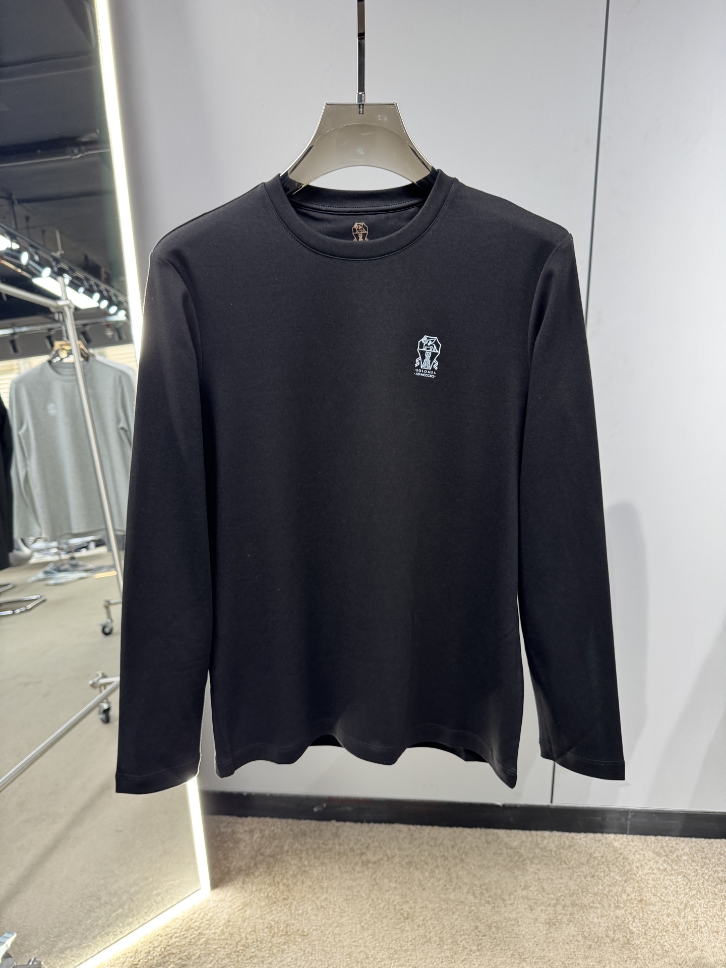 NO:570378,Brunello Cucinelli's precious materials enhance the classic style of this round-neck T-shirt. The soft cotton jersey and this season's color combination present a casual and versatile style. The logo print on the chest adds a touch of logo to the T-shirt. The standard size design makes your activities more natural, comfortable and elegant.,, brunello cucinelli, tees, t-shirt, alexander wang19860909Brunello Cucinelli的珍贵材料提升了这款圆领T恤的经典风范.柔软的棉质汗布与本季色彩组合,呈现出休闲百搭的格调,胸前徽标印花让为T恤添增一抹标志感.而标准尺寸设计让您的活动更加自然舒适且有气质.,,brunello cucinelli,tees，t-shirt,alexander wang,Men's clothing