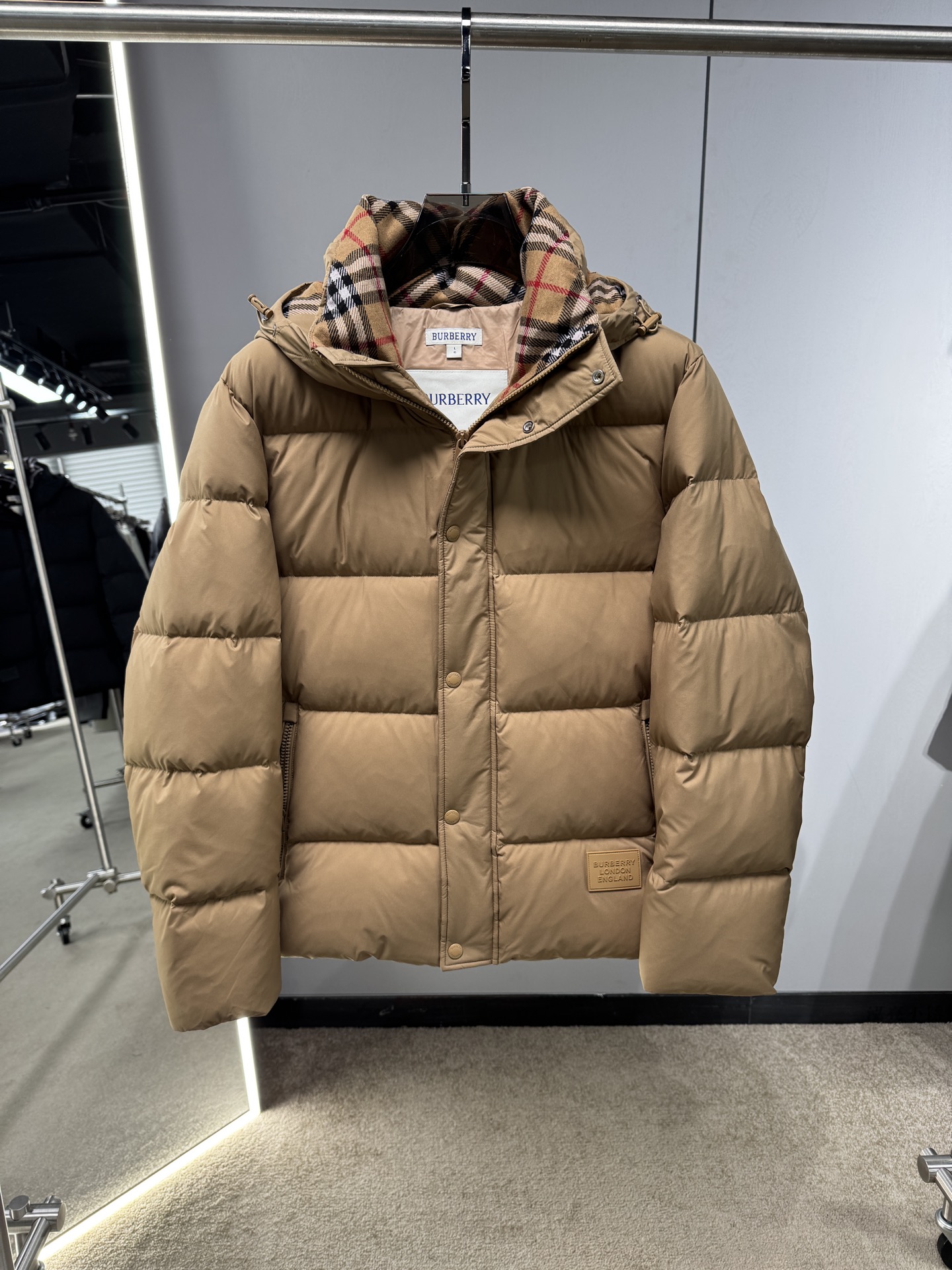 NO:572268,New for autumn and winter 25, Burberry's classic plaid down jacket is made of imported fabrics, fully filled with down, customized hardware, simple and fashionable, suitable for business, leisure and other occasions. Counter synchronization code number 48-56,,burberry,down jacket,alexander wang1986090925秋冬上新 巴宝莉经典格子羽绒服 选用进口面料 充绒量十足 定制五金 简约时尚 适配商务、休闲等多种场合 专柜同步 码数48-56,,burberry,down jacket,alexander wang,Men's clothing