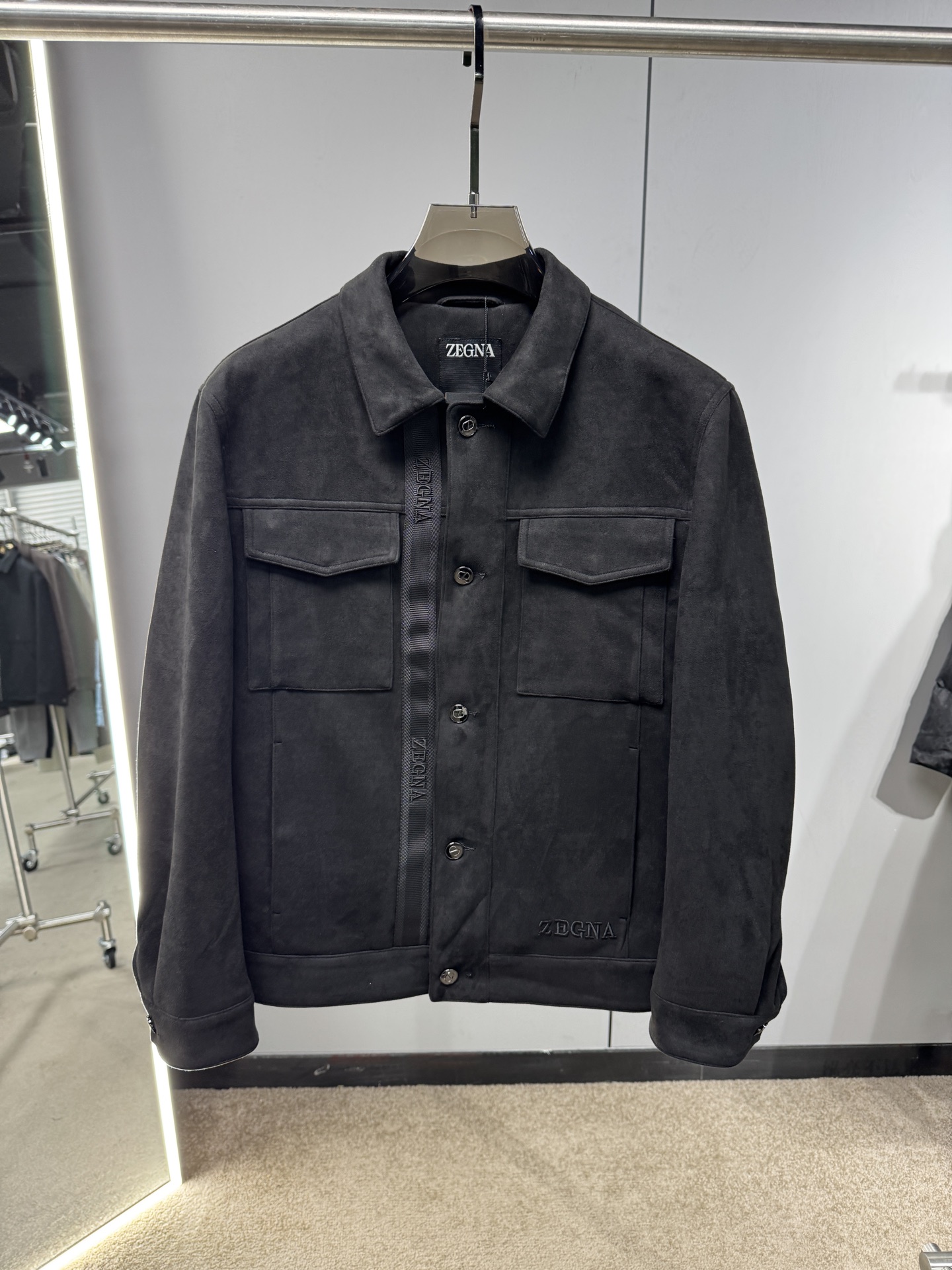 NO:572272,New Zegna down jacket for autumn and winter 25. The fabric is made of deerskin. Customized hardware. Simple and fashionable. Suitable for business, leisure and other occasions. The counters are synchronized. The code number is 48-56,,zegna,jackets & coats,down jacket,alexander wang1986090925秋冬上新杰尼亚夹克羽绒服 面料选用鹿皮绒 定制五金 简约时尚 适配商务、休闲等多种场合 专柜同步 码数48-56,,zegna,jackets & coats,down jacket,alexander wang,Men's clothing