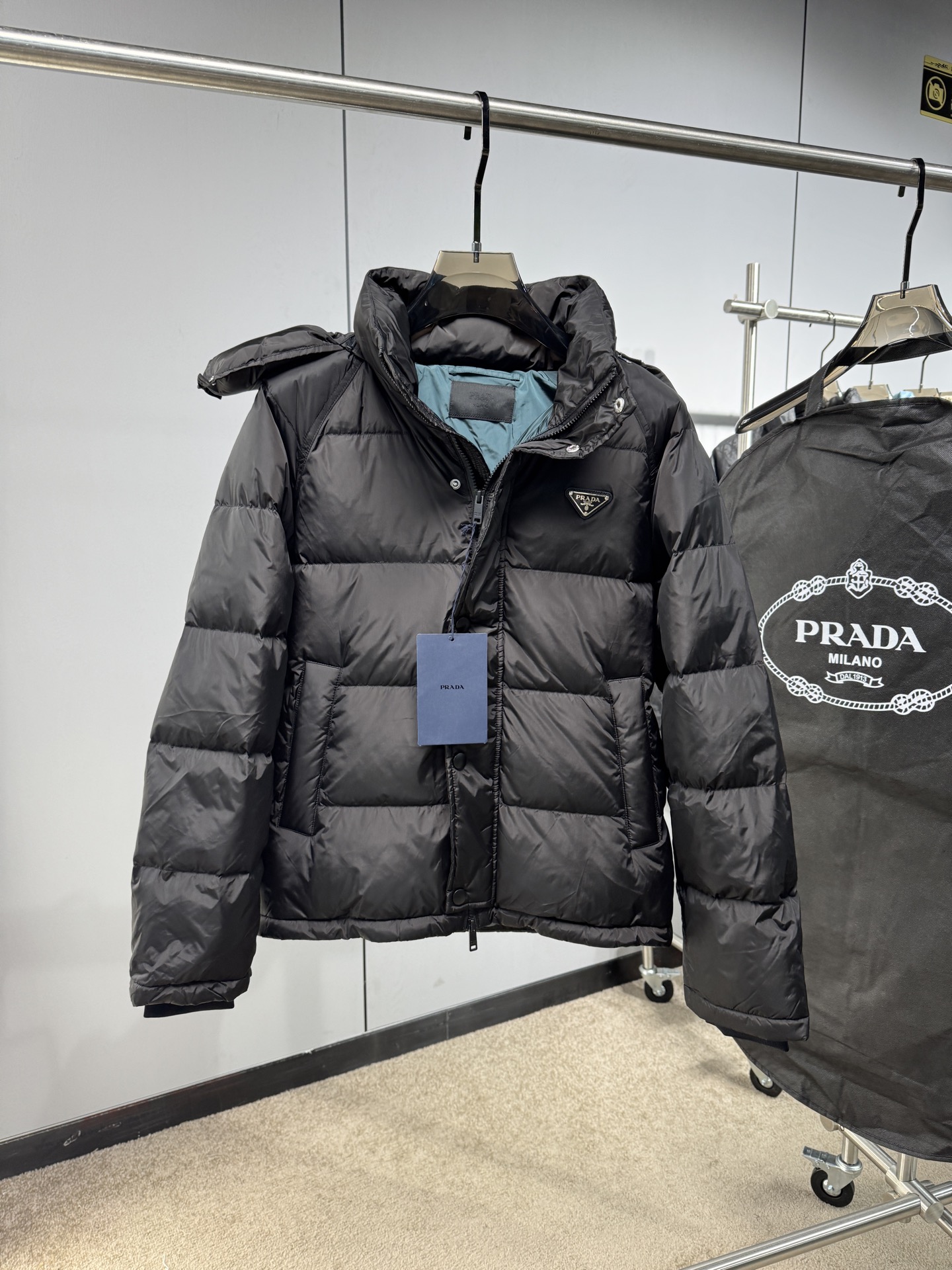 Prada&普拉达FW2025秋冬新款羽绒服。柜子在售款，一件难求。采用定制防风防雨面料，抗皱立挺有型，