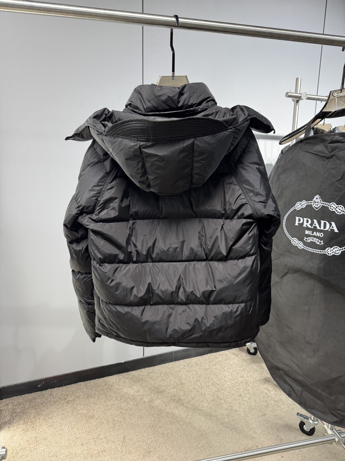 Prada&普拉达FW2025秋冬新款羽绒服。柜子在售款，一件难求。采用定制防风防雨面料，抗皱立挺有型，