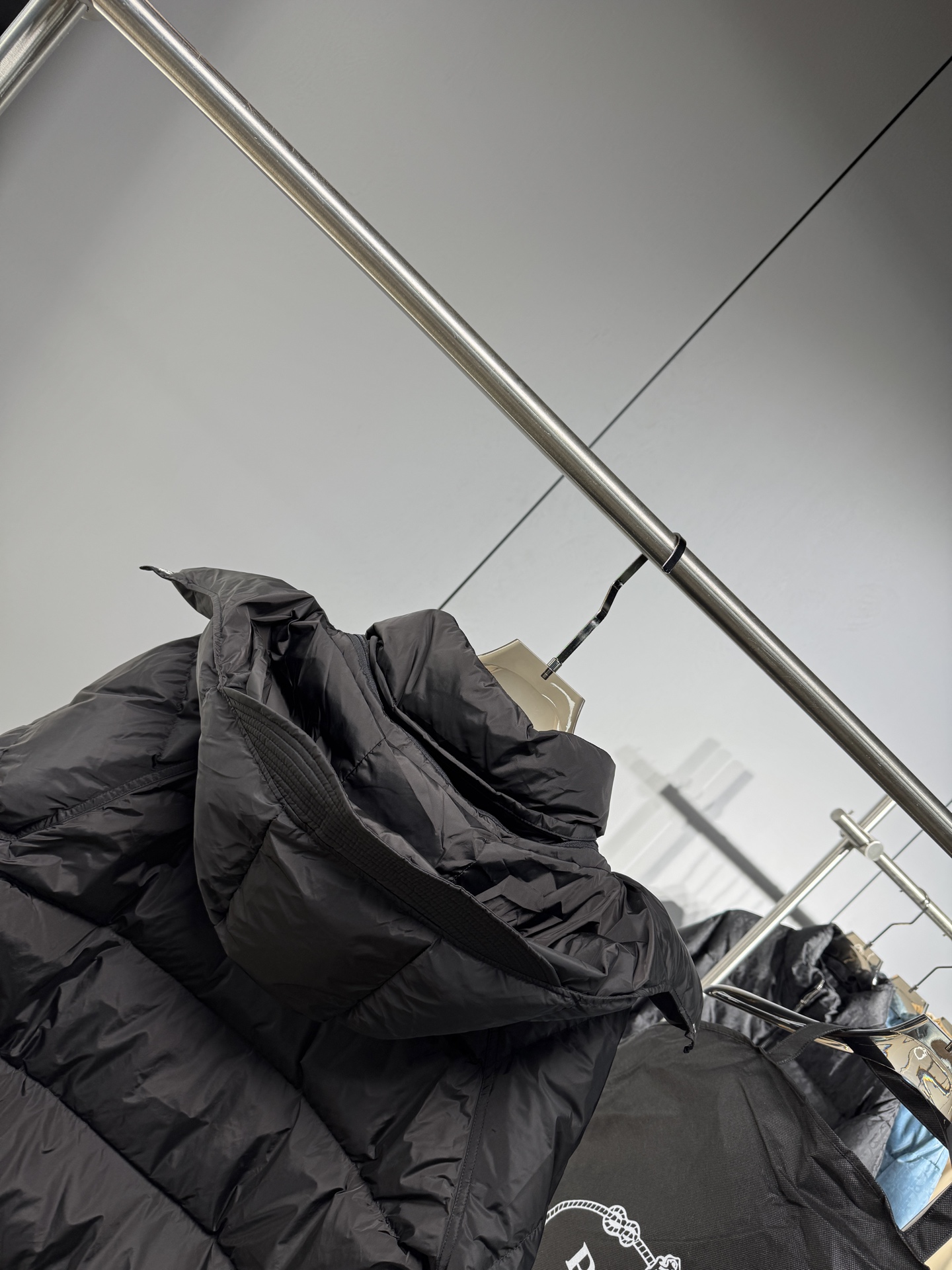 Prada&普拉达FW2025秋冬新款羽绒服。柜子在售款，一件难求。采用定制防风防雨面料，抗皱立挺有型，