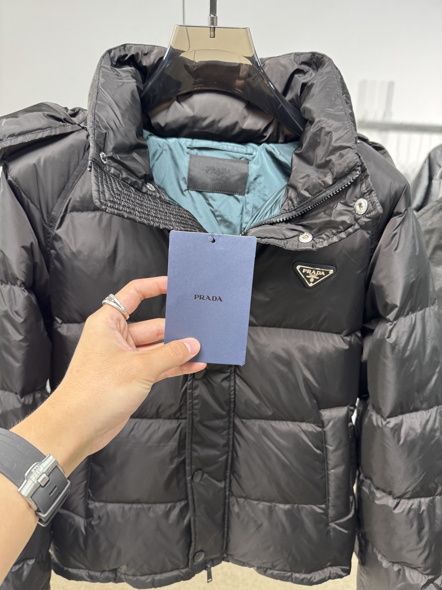 Prada&普拉达FW2025秋冬新款羽绒服。柜子在售款，一件难求。采用定制防风防雨面料，抗皱立挺有型，