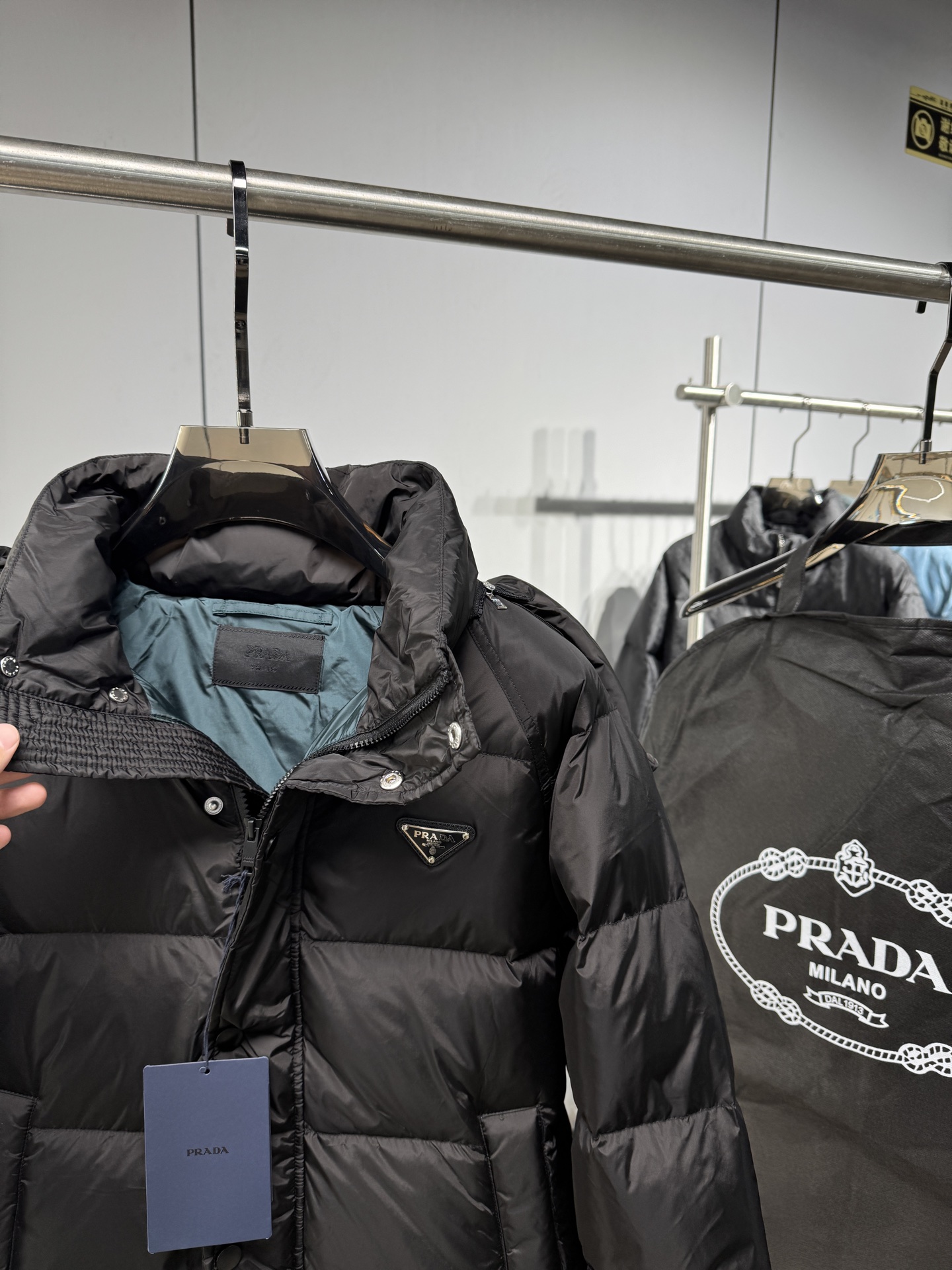 Prada&普拉达FW2025秋冬新款羽绒服。柜子在售款，一件难求。采用定制防风防雨面料，抗皱立挺有型，