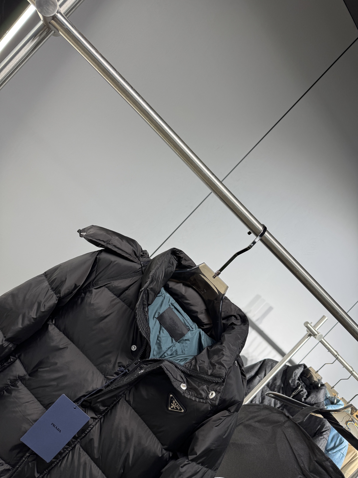 Prada&普拉达FW2025秋冬新款羽绒服。柜子在售款，一件难求。采用定制防风防雨面料，抗皱立挺有型，
