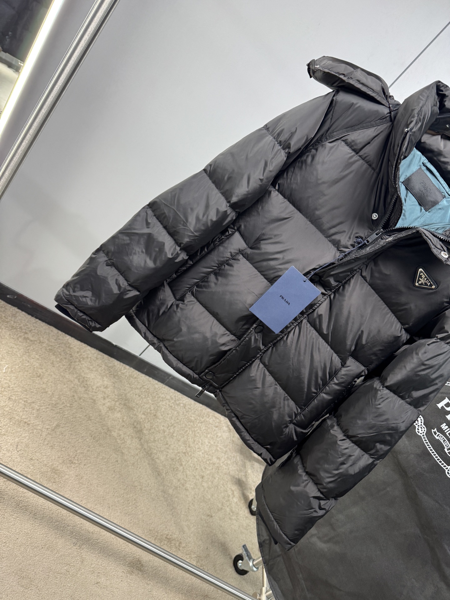 Prada&普拉达FW2025秋冬新款羽绒服。柜子在售款，一件难求。采用定制防风防雨面料，抗皱立挺有型，