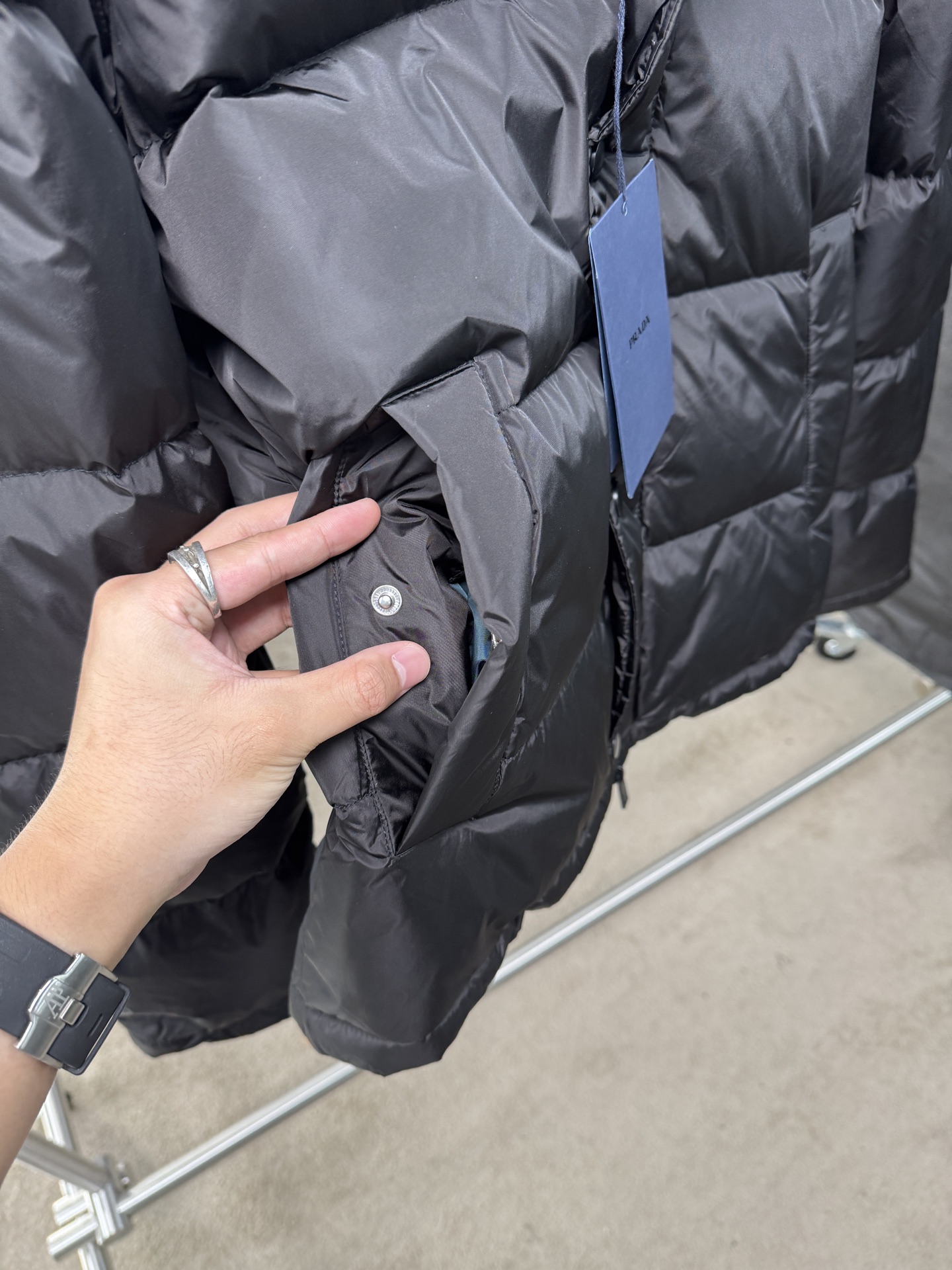 Prada&普拉达FW2025秋冬新款羽绒服。柜子在售款，一件难求。采用定制防风防雨面料，抗皱立挺有型，