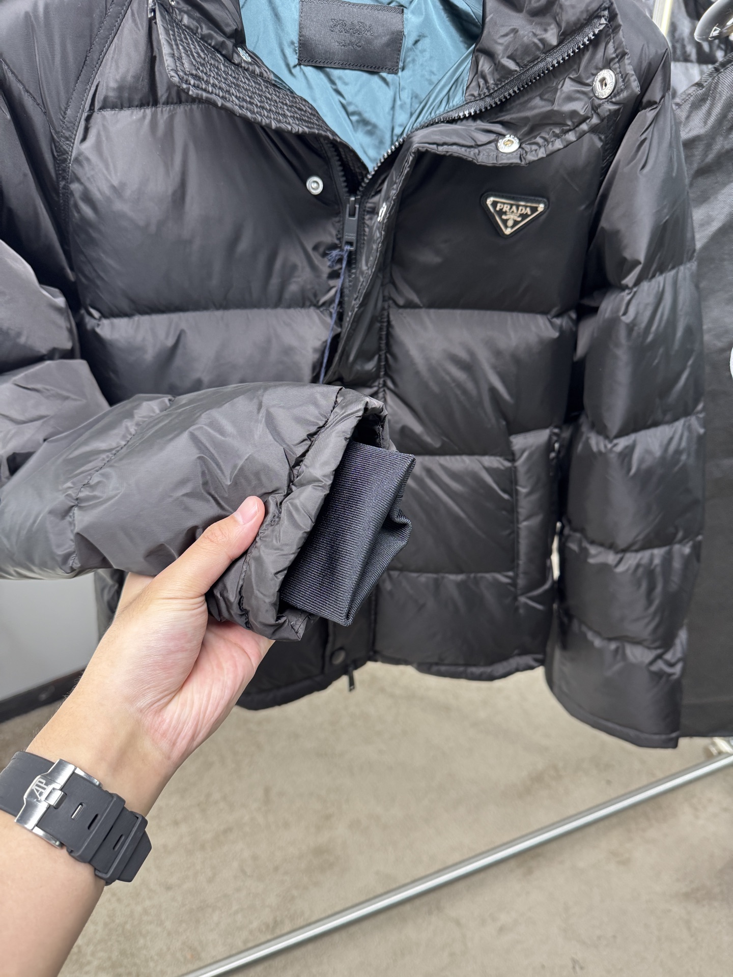 Prada&普拉达FW2025秋冬新款羽绒服。柜子在售款，一件难求。采用定制防风防雨面料，抗皱立挺有型，