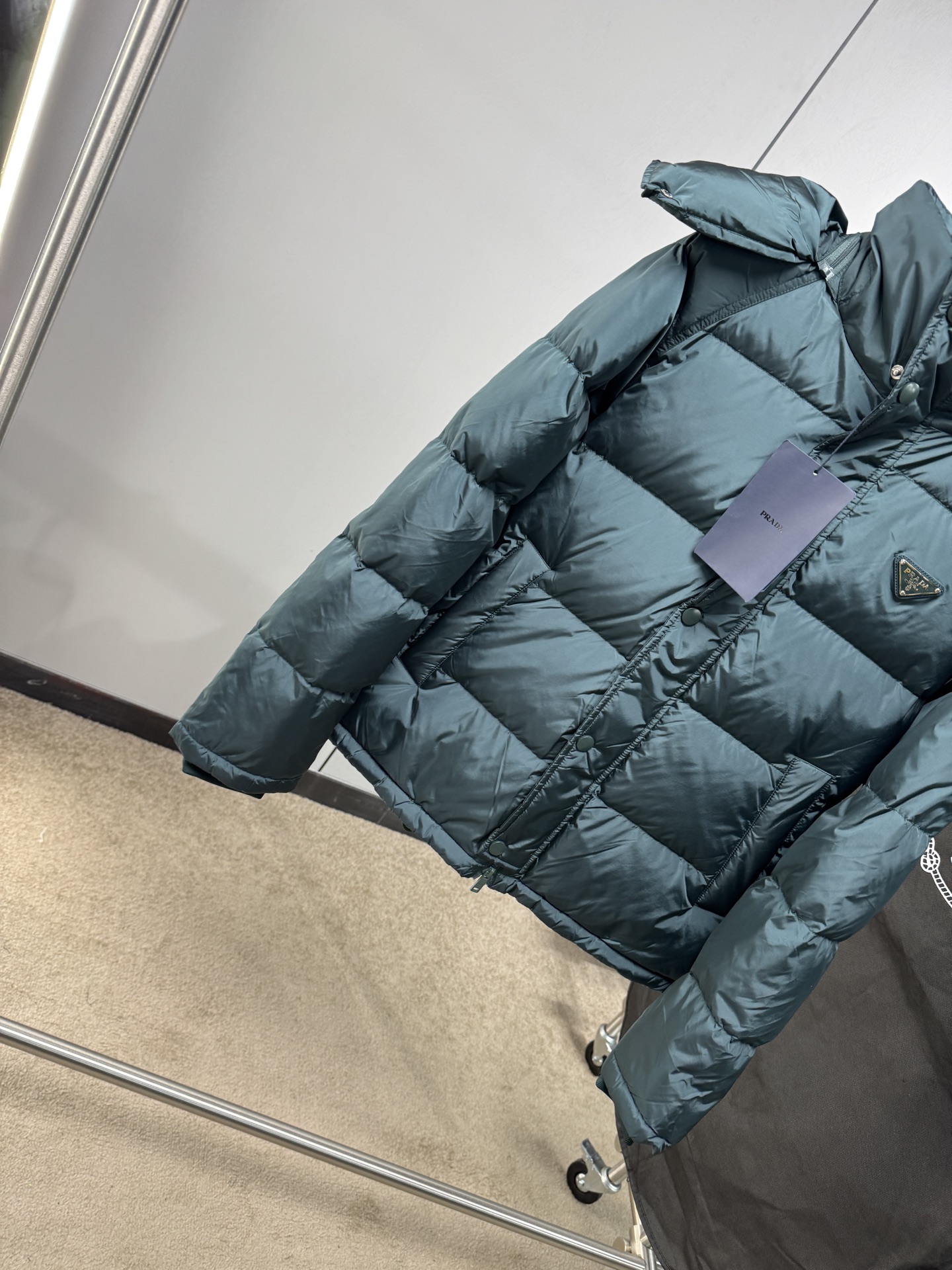 Prada&普拉达FW2025秋冬新款羽绒服。柜子在售款，一件难求。采用定制防风防雨面料，抗皱立挺有型，
