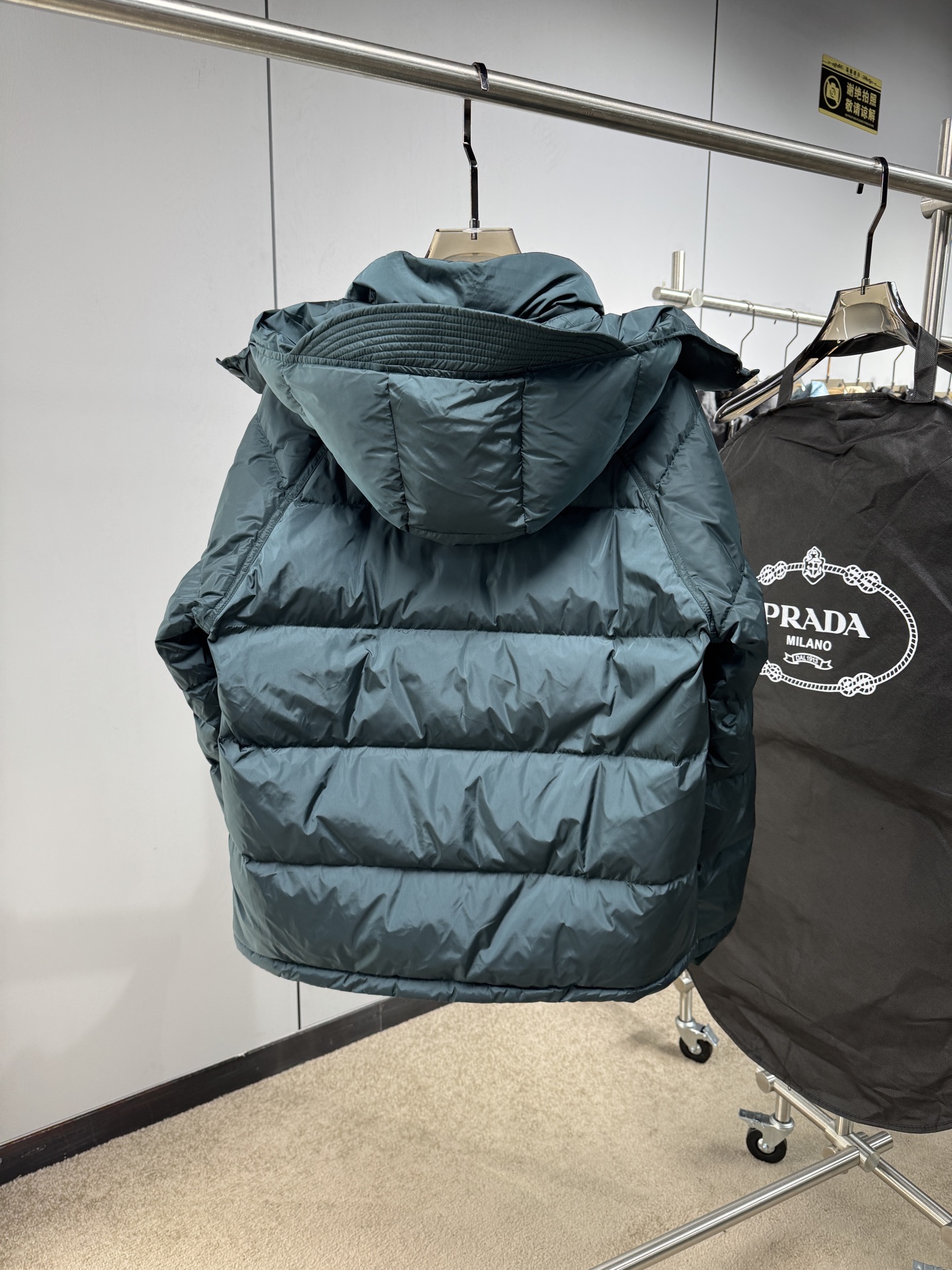 Prada&普拉达FW2025秋冬新款羽绒服。柜子在售款，一件难求。采用定制防风防雨面料，抗皱立挺有型，