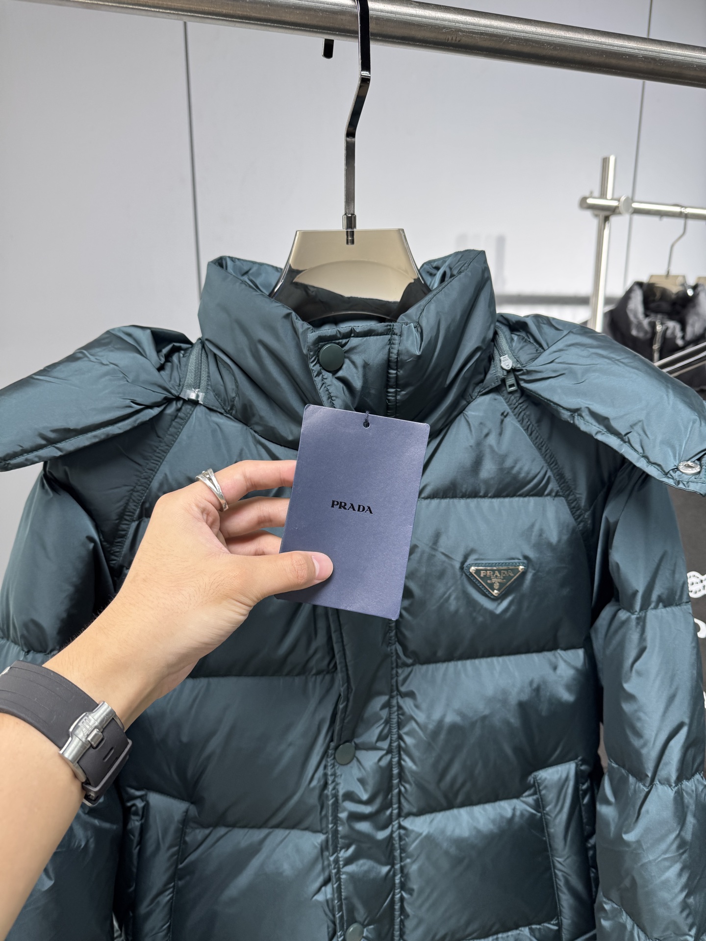 Prada&普拉达FW2025秋冬新款羽绒服。柜子在售款，一件难求。采用定制防风防雨面料，抗皱立挺有型，