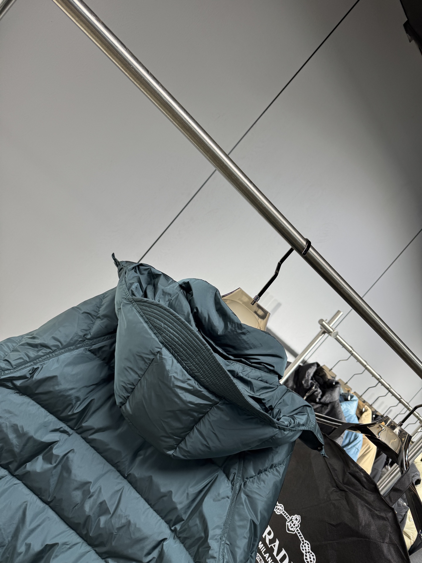 Prada&普拉达FW2025秋冬新款羽绒服。柜子在售款，一件难求。采用定制防风防雨面料，抗皱立挺有型，