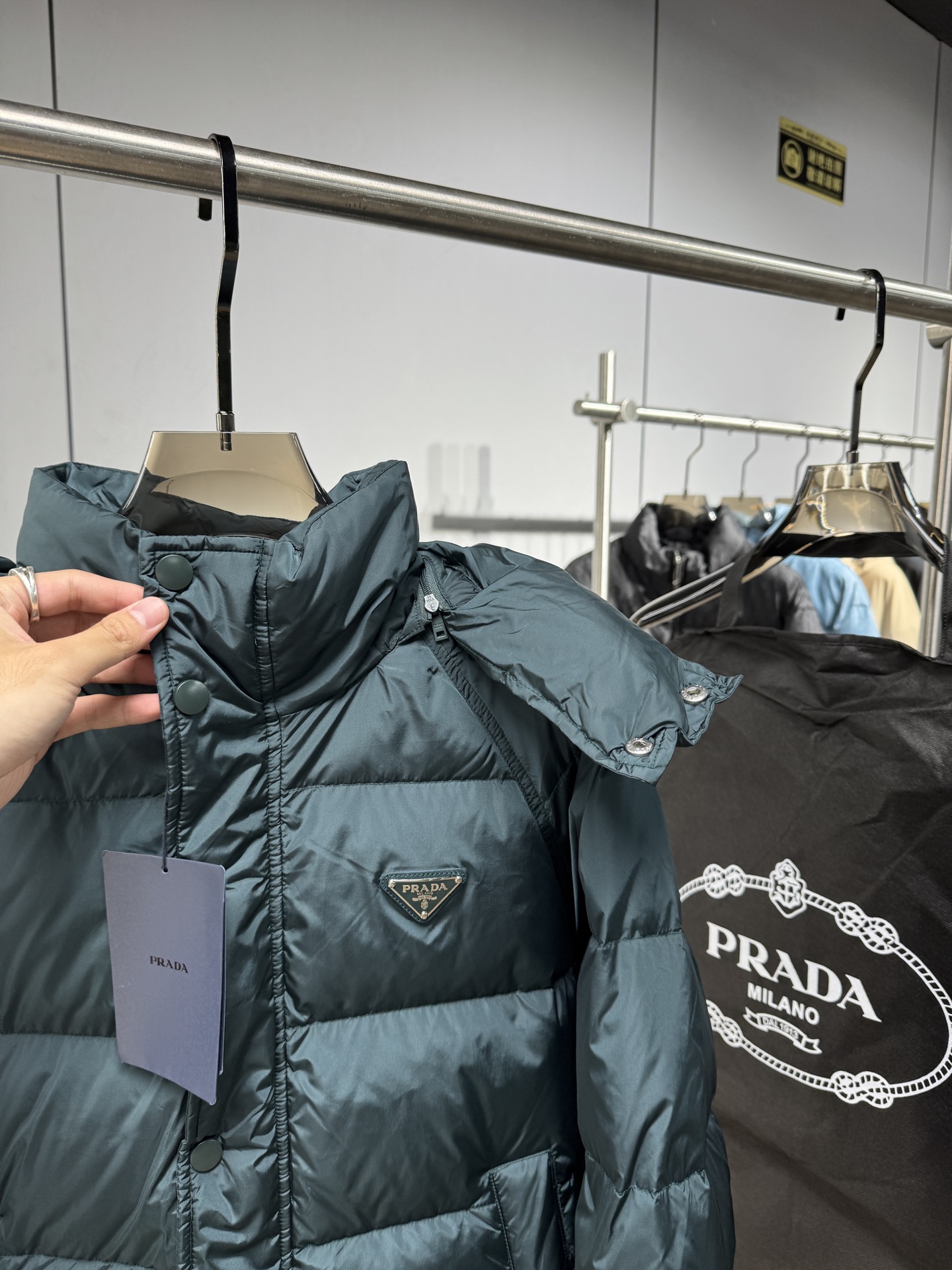 Prada&普拉达FW2025秋冬新款羽绒服。柜子在售款，一件难求。采用定制防风防雨面料，抗皱立挺有型，