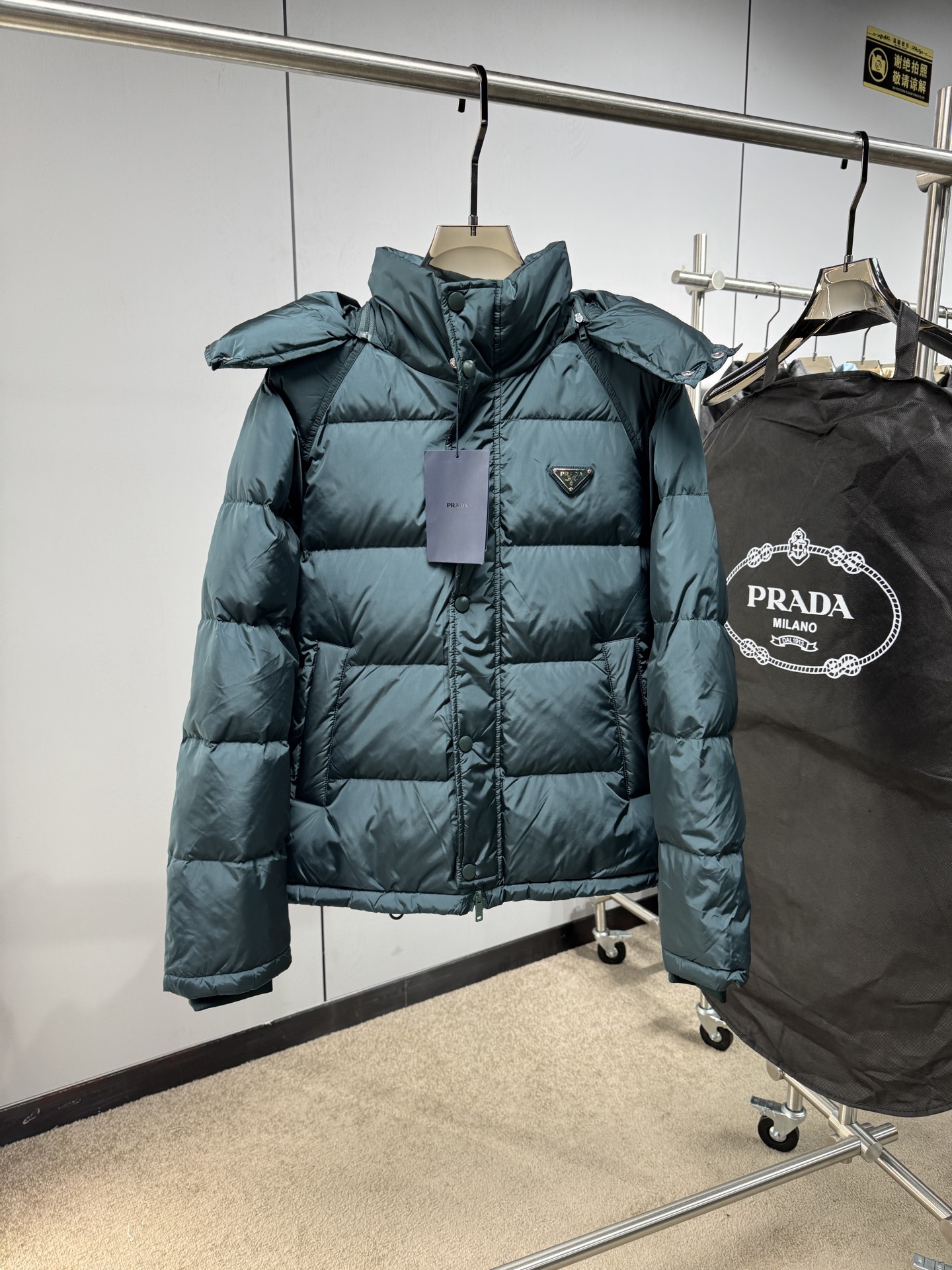 Prada&普拉达FW2025秋冬新款羽绒服。柜子在售款，一件难求。采用定制防风防雨面料，抗皱立挺有型，