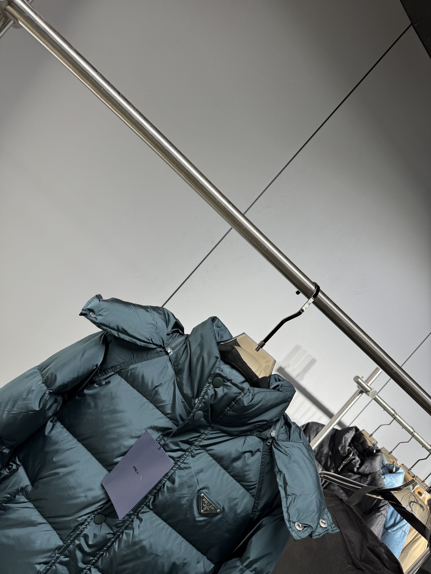 Prada&普拉达FW2025秋冬新款羽绒服。柜子在售款，一件难求。采用定制防风防雨面料，抗皱立挺有型，