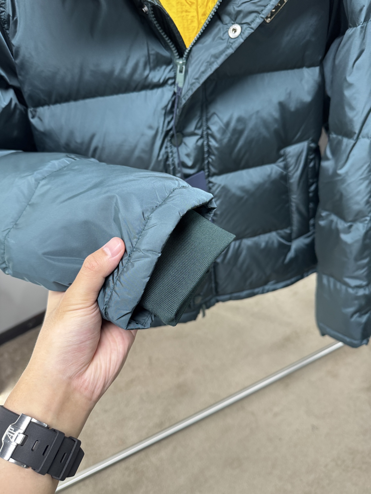 Prada&普拉达FW2025秋冬新款羽绒服。柜子在售款，一件难求。采用定制防风防雨面料，抗皱立挺有型，