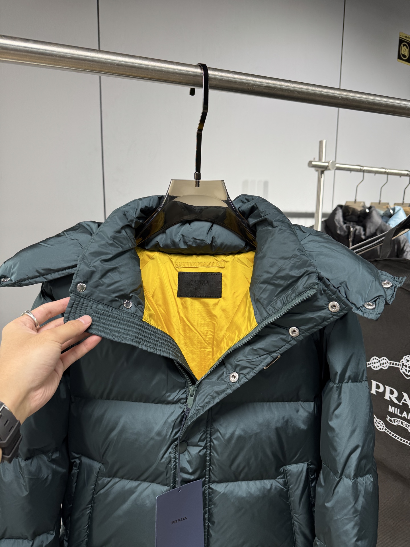 Prada&普拉达FW2025秋冬新款羽绒服。柜子在售款，一件难求。采用定制防风防雨面料，抗皱立挺有型，