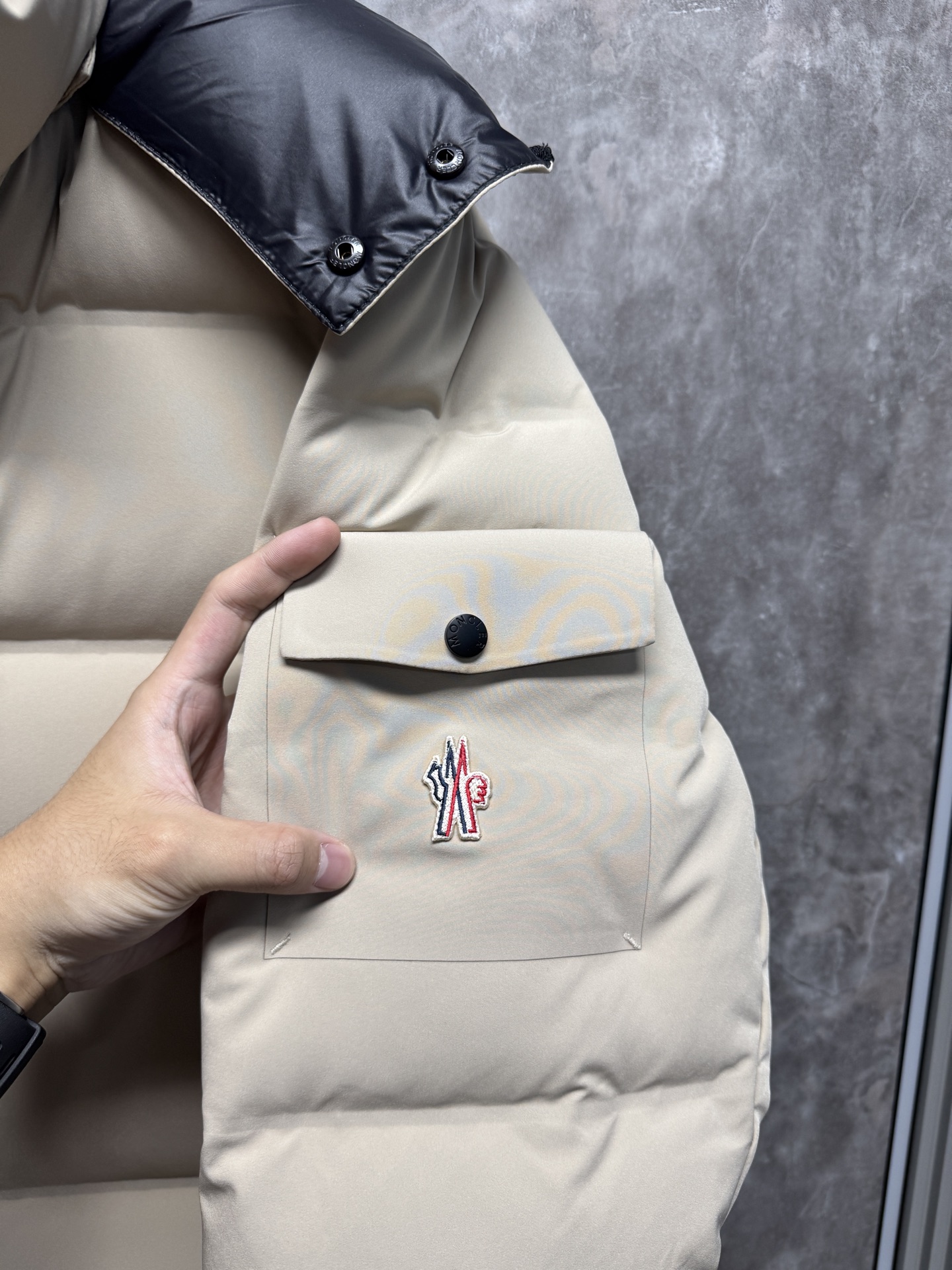 25秋冬上新 蒙口羽绒服 选用进口面料 充绒量十足 定制五金 简约时尚 适配商务、休闲等多种场合 专柜同