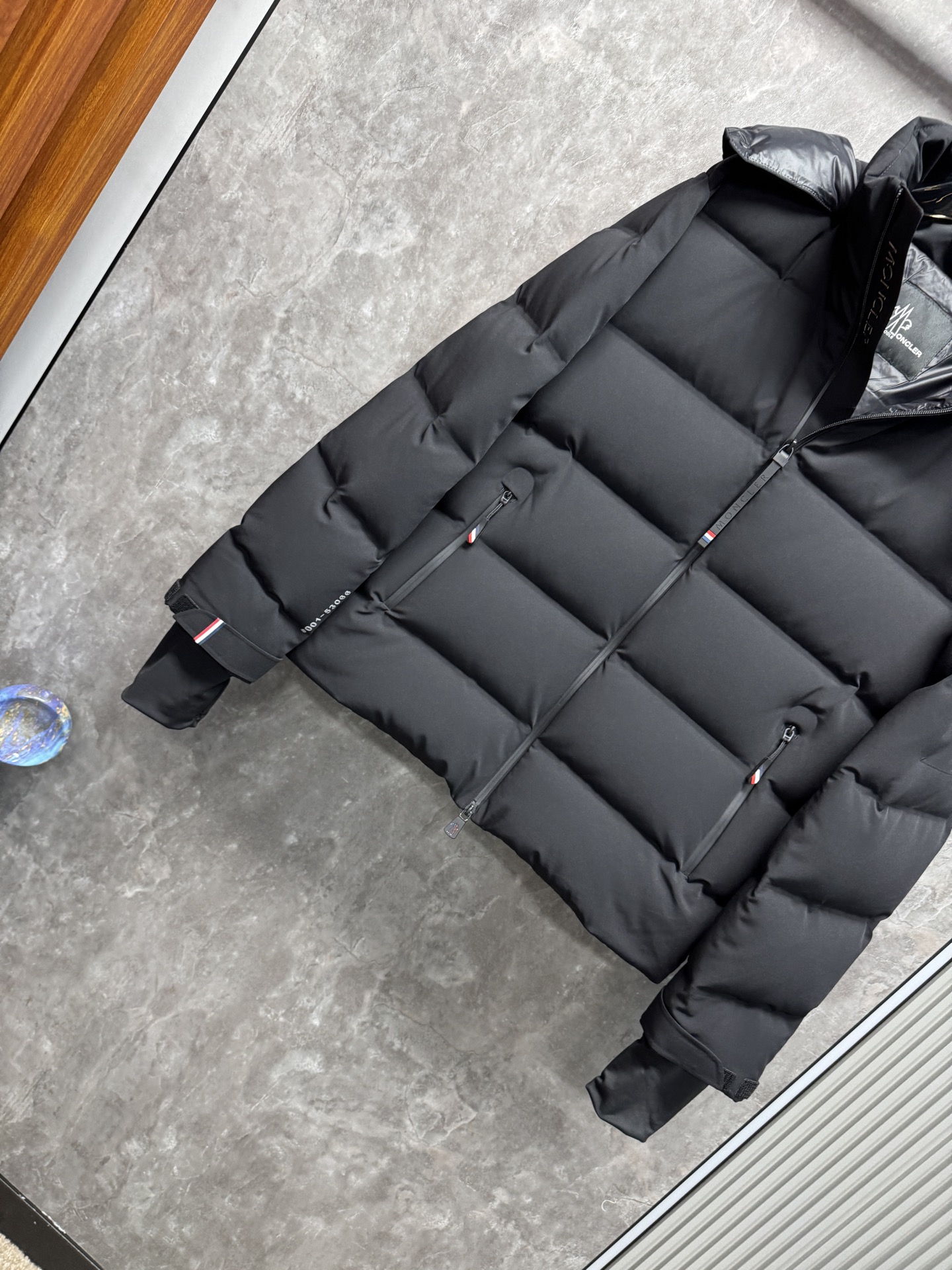 25秋冬上新 蒙口羽绒服 选用进口面料 充绒量十足 定制五金 简约时尚 适配商务、休闲等多种场合 专柜同