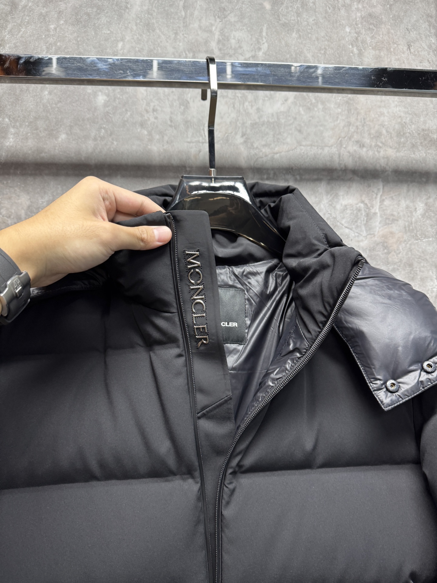 25秋冬上新 蒙口羽绒服 选用进口面料 充绒量十足 定制五金 简约时尚 适配商务、休闲等多种场合 专柜同