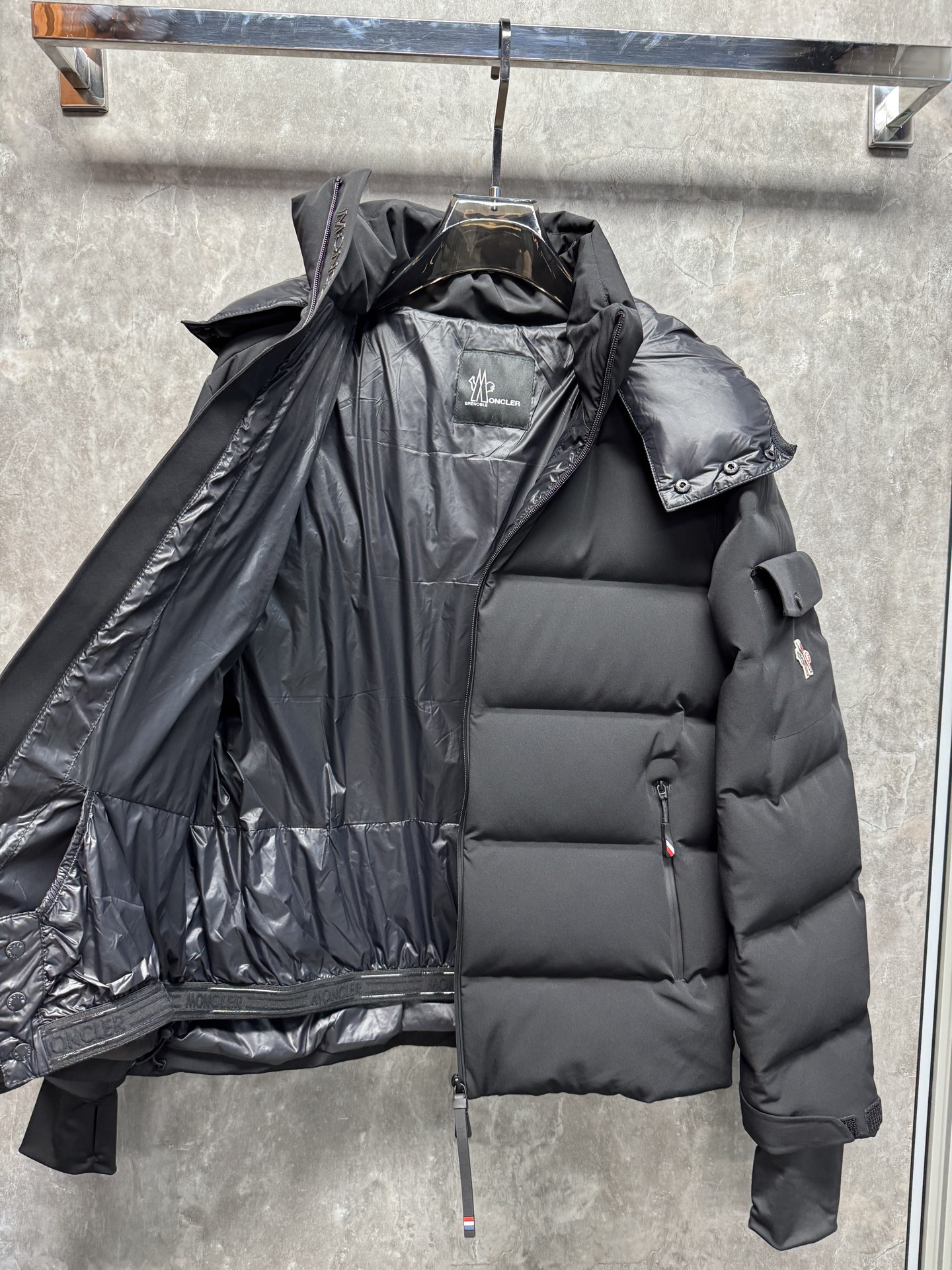 25秋冬上新 蒙口羽绒服 选用进口面料 充绒量十足 定制五金 简约时尚 适配商务、休闲等多种场合 专柜同