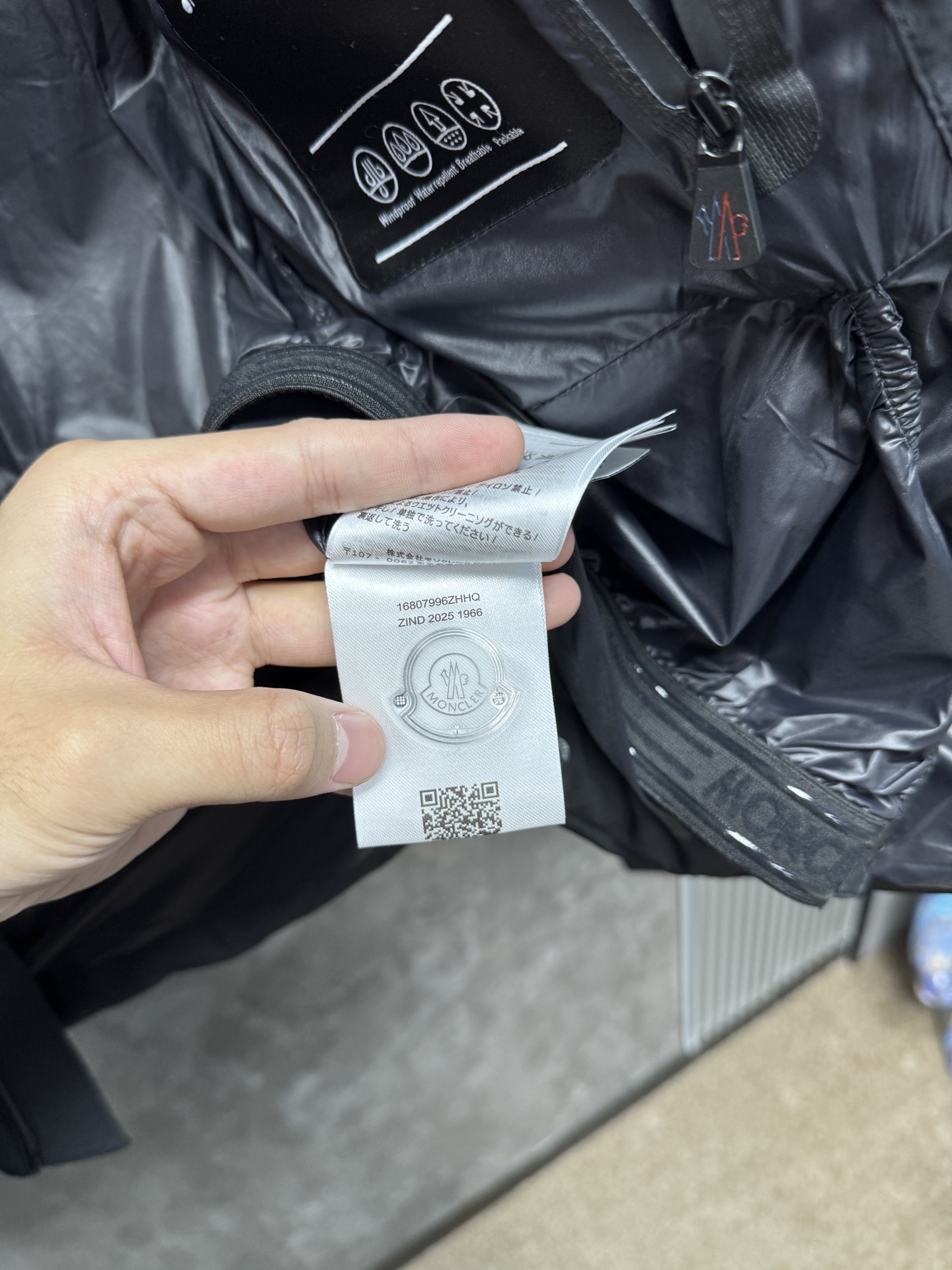 25秋冬上新 蒙口羽绒服 选用进口面料 充绒量十足 定制五金 简约时尚 适配商务、休闲等多种场合 专柜同