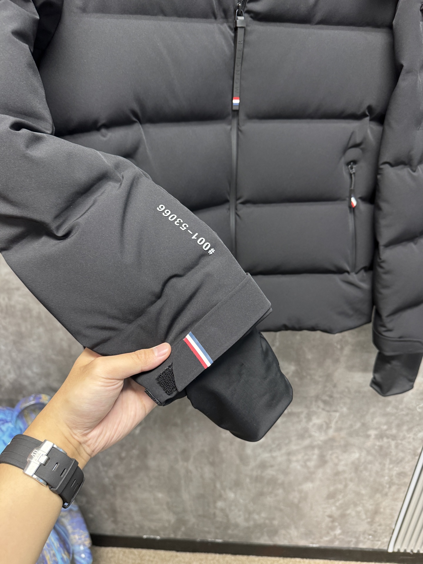 25秋冬上新 蒙口羽绒服 选用进口面料 充绒量十足 定制五金 简约时尚 适配商务、休闲等多种场合 专柜同