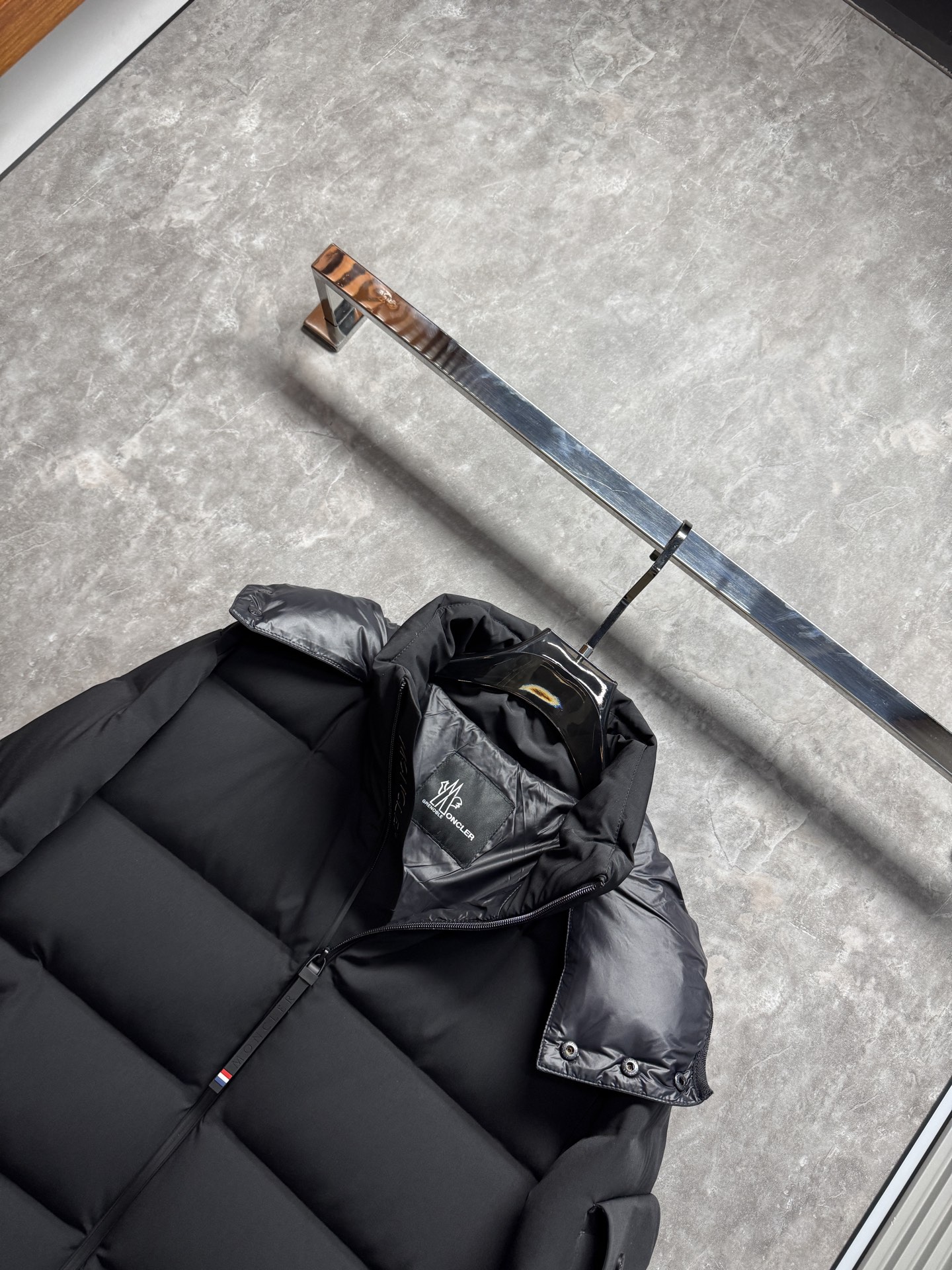 25秋冬上新 蒙口羽绒服 选用进口面料 充绒量十足 定制五金 简约时尚 适配商务、休闲等多种场合 专柜同