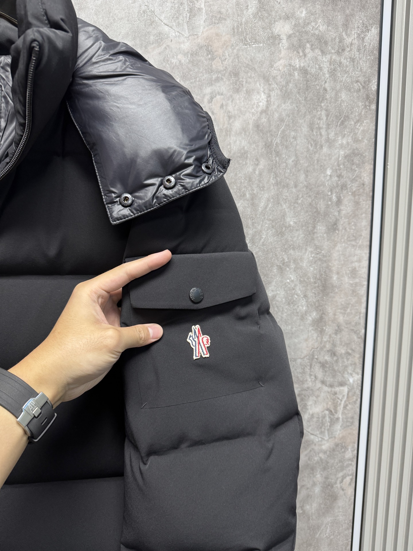 25秋冬上新 蒙口羽绒服 选用进口面料 充绒量十足 定制五金 简约时尚 适配商务、休闲等多种场合 专柜同