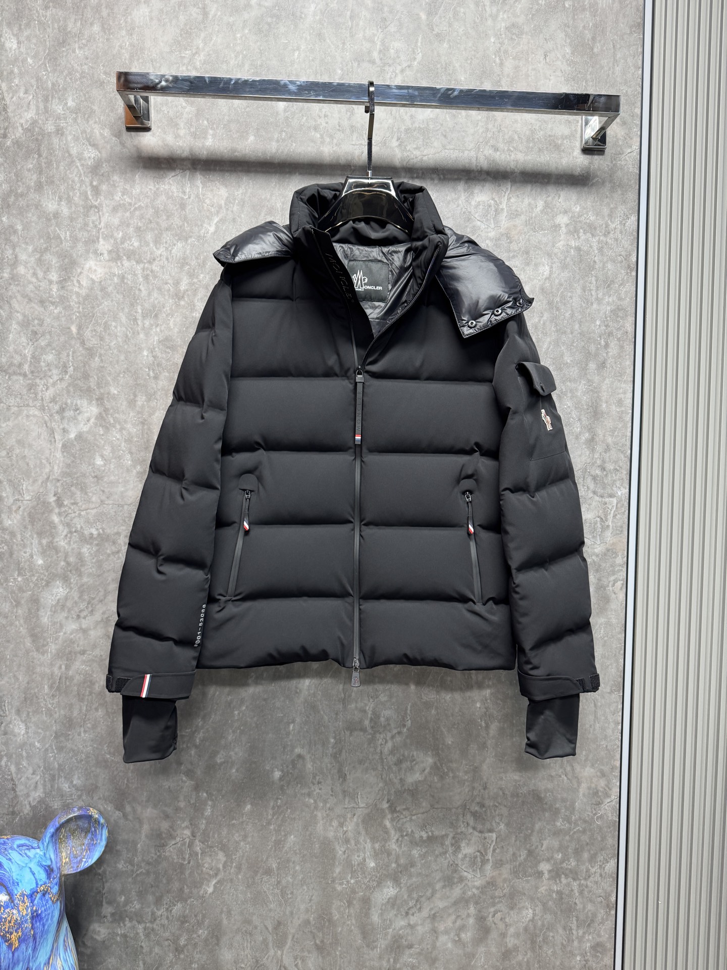 25秋冬上新 蒙口羽绒服 选用进口面料 充绒量十足 定制五金 简约时尚 适配商务、休闲等多种场合 专柜同