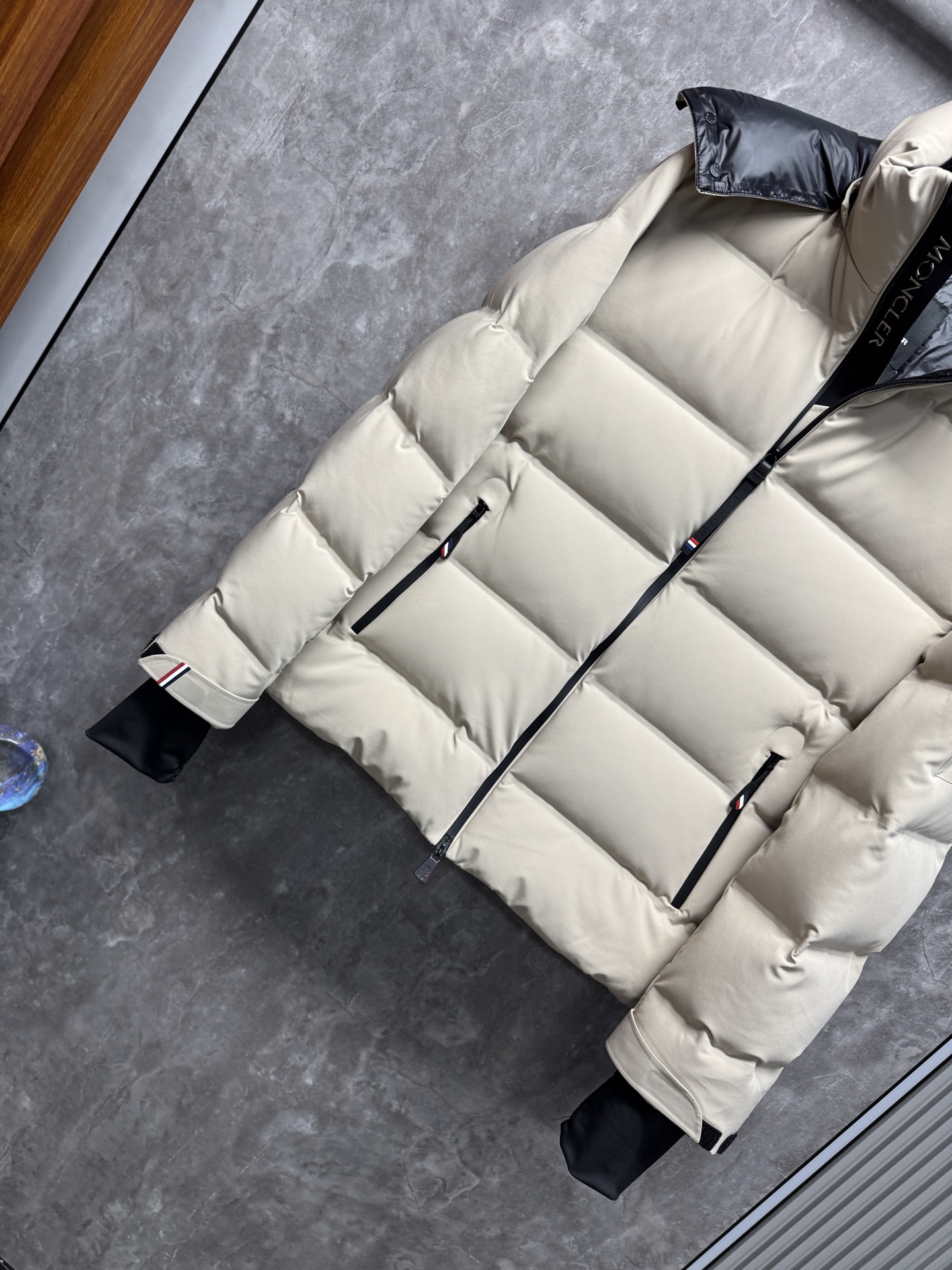 25秋冬上新 蒙口羽绒服 选用进口面料 充绒量十足 定制五金 简约时尚 适配商务、休闲等多种场合 专柜同