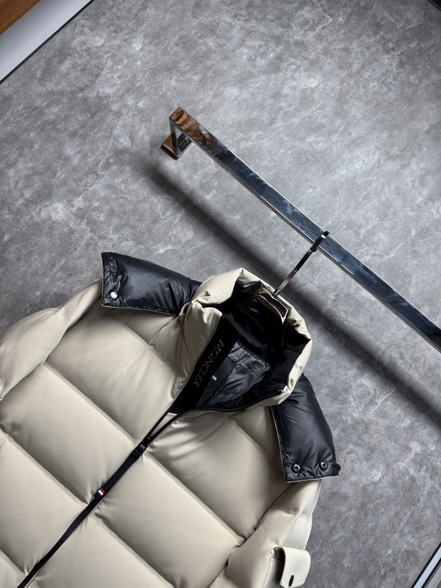 25秋冬上新 蒙口羽绒服 选用进口面料 充绒量十足 定制五金 简约时尚 适配商务、休闲等多种场合 专柜同