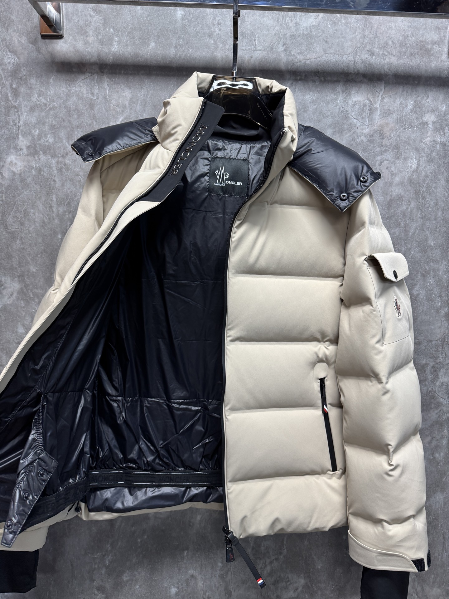 25秋冬上新 蒙口羽绒服 选用进口面料 充绒量十足 定制五金 简约时尚 适配商务、休闲等多种场合 专柜同