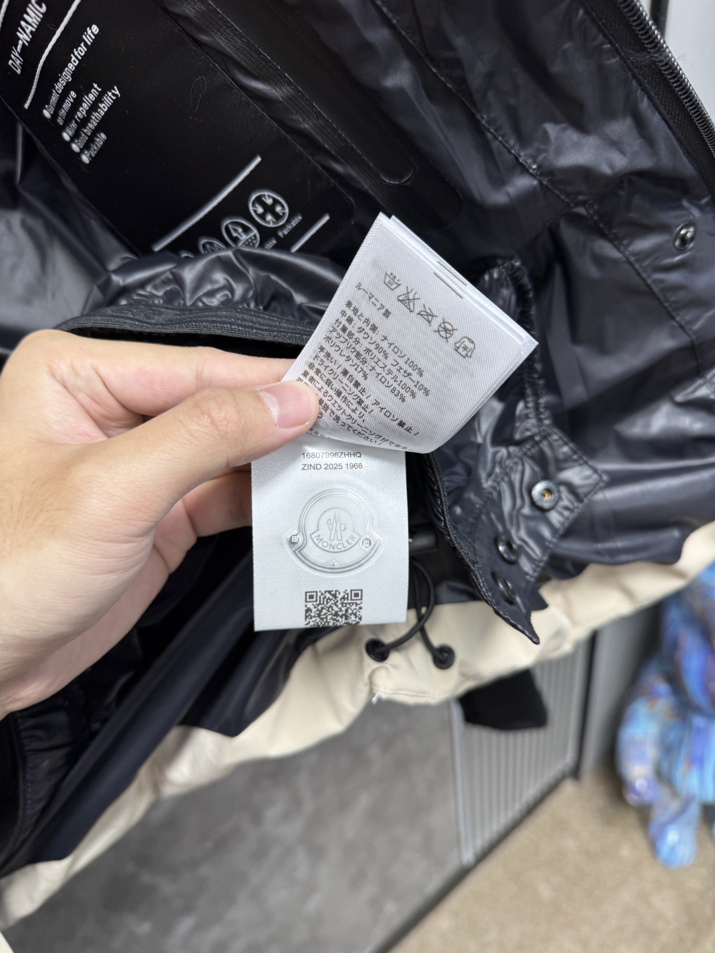 25秋冬上新 蒙口羽绒服 选用进口面料 充绒量十足 定制五金 简约时尚 适配商务、休闲等多种场合 专柜同