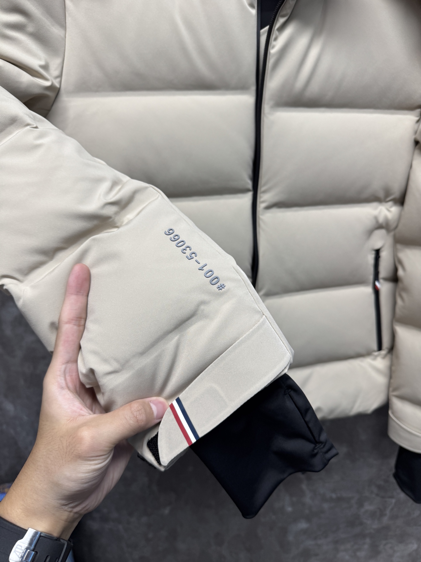 25秋冬上新 蒙口羽绒服 选用进口面料 充绒量十足 定制五金 简约时尚 适配商务、休闲等多种场合 专柜同