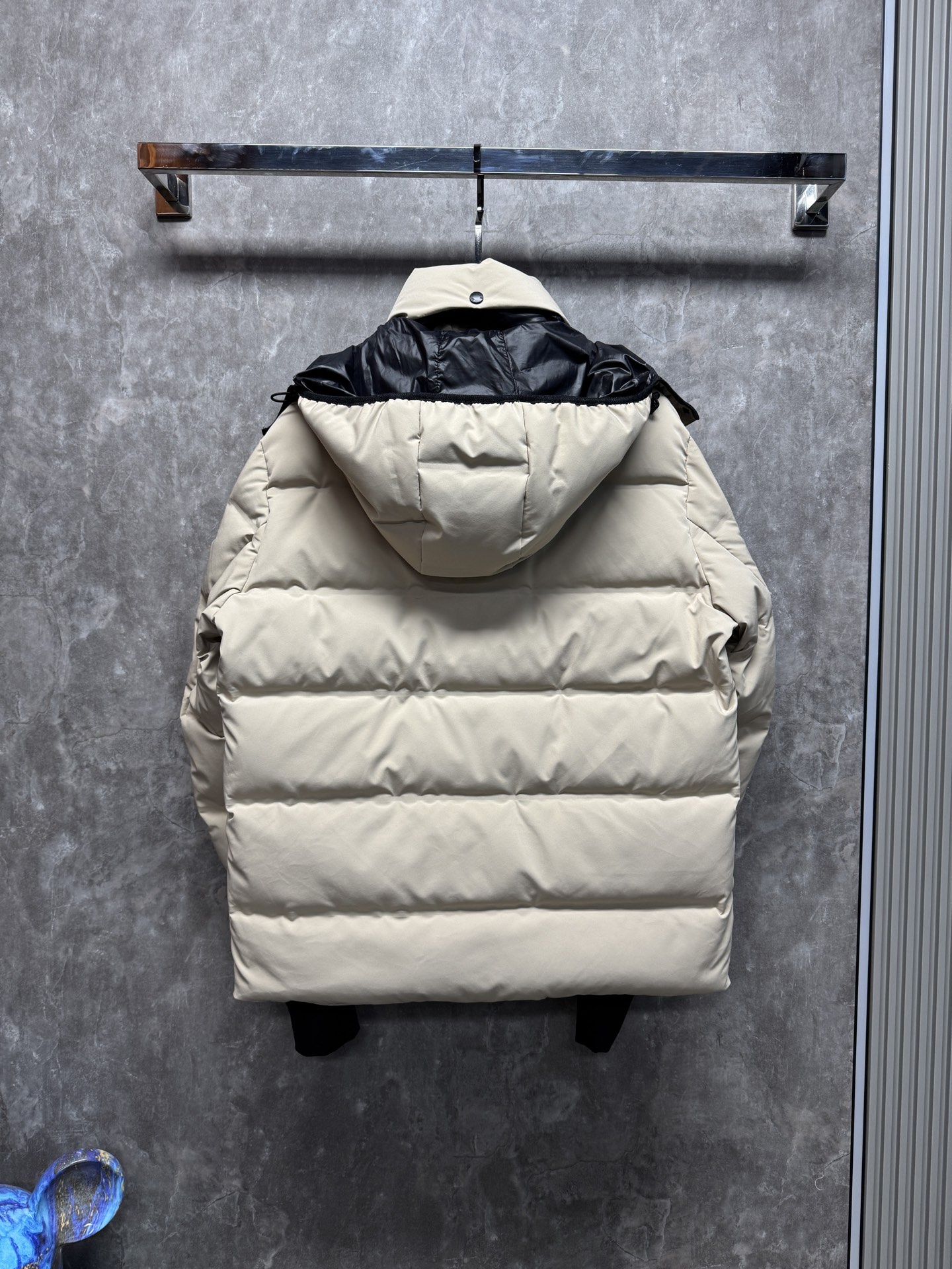 25秋冬上新 蒙口羽绒服 选用进口面料 充绒量十足 定制五金 简约时尚 适配商务、休闲等多种场合 专柜同