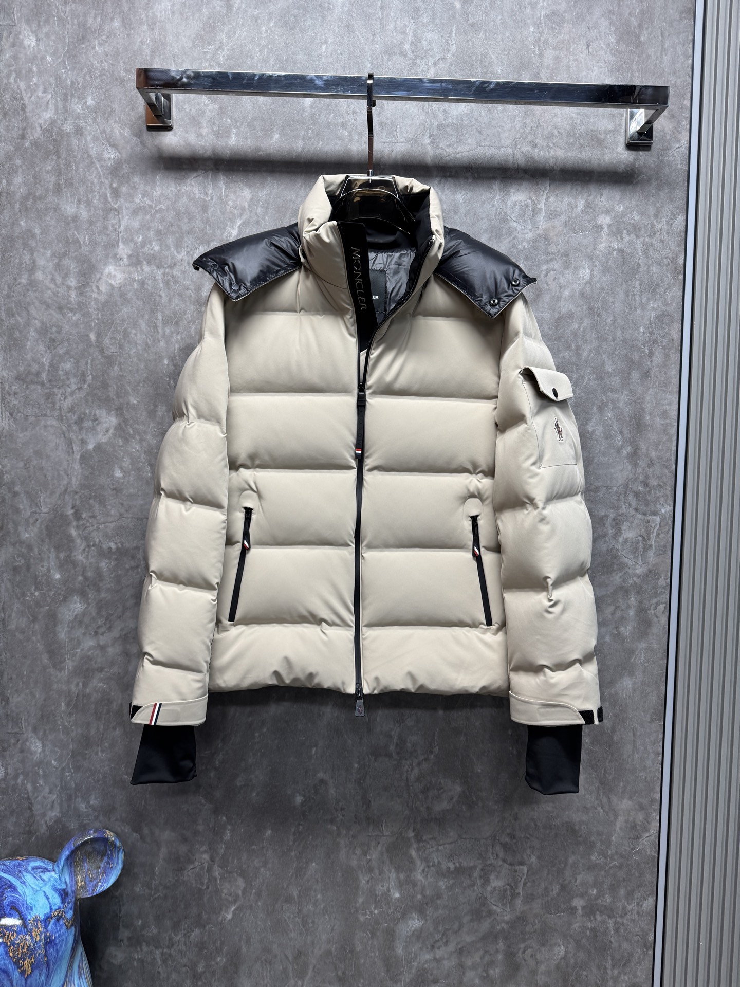 25秋冬上新 蒙口羽绒服 选用进口面料 充绒量十足 定制五金 简约时尚 适配商务、休闲等多种场合 专柜同