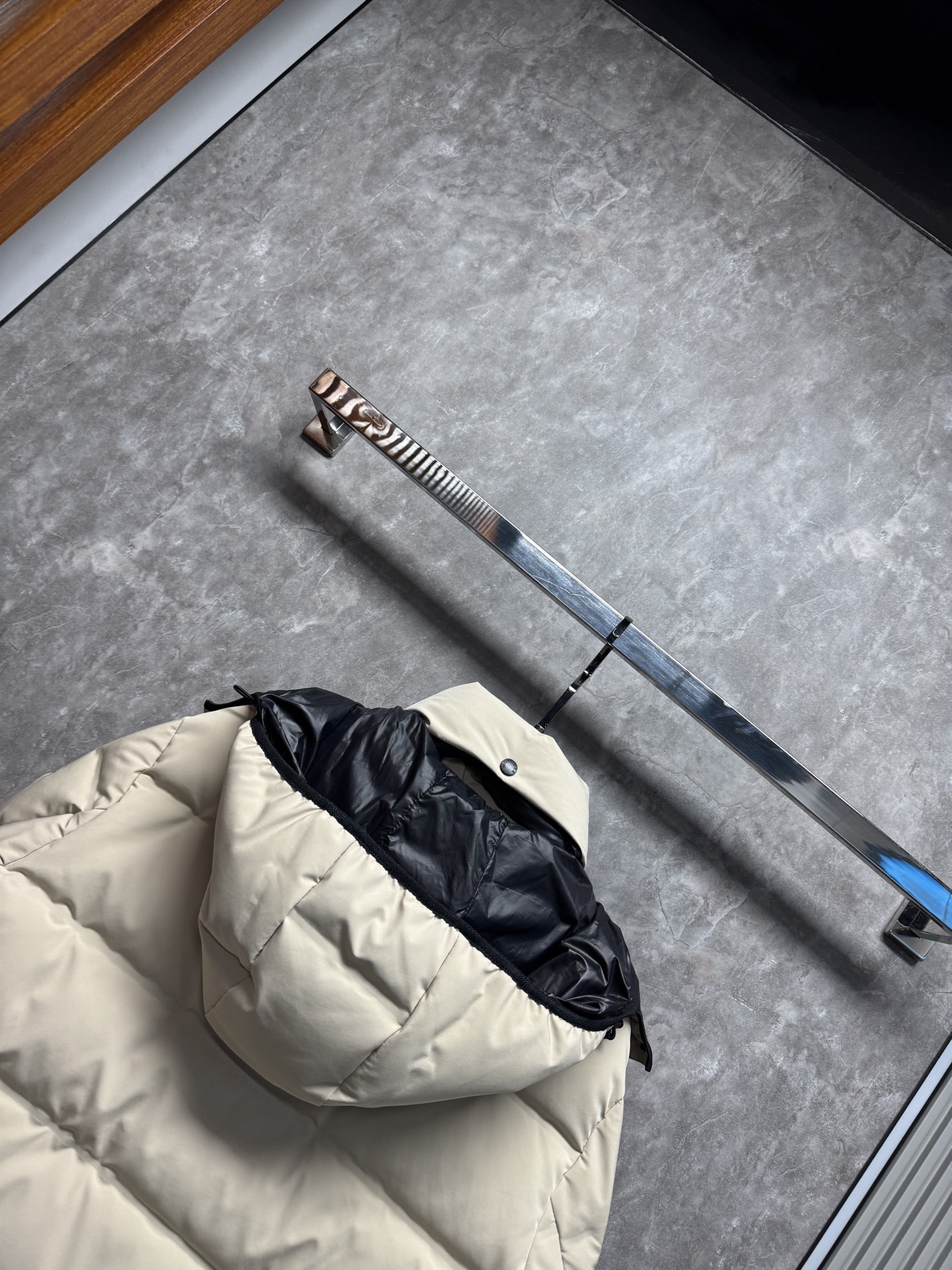 25秋冬上新 蒙口羽绒服 选用进口面料 充绒量十足 定制五金 简约时尚 适配商务、休闲等多种场合 专柜同