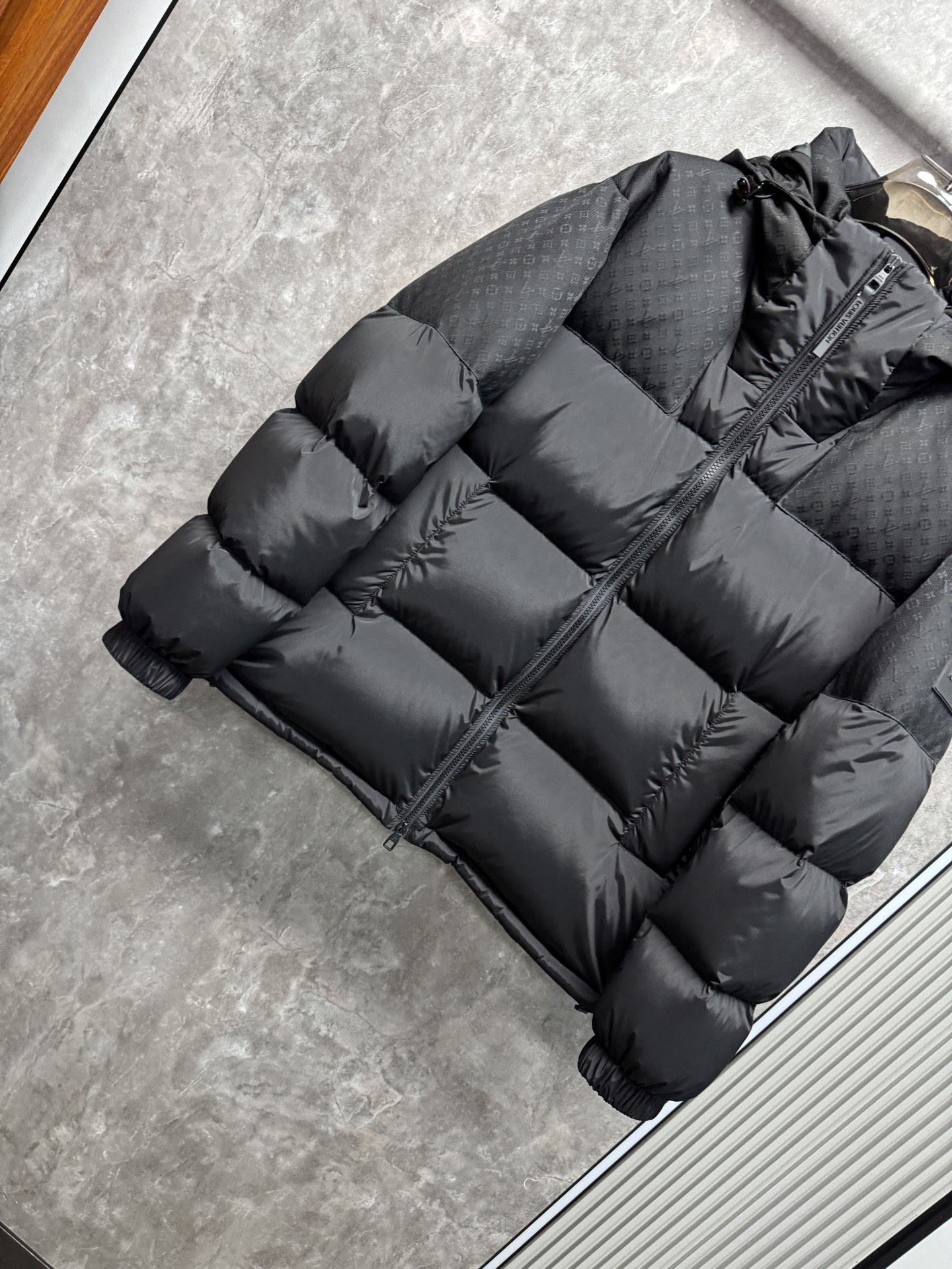 25秋冬上新 Lv暗夜羽绒服 选用进口面料 充绒量实足 定制五金 原版复刻经典百搭 明星同款 专柜同步码