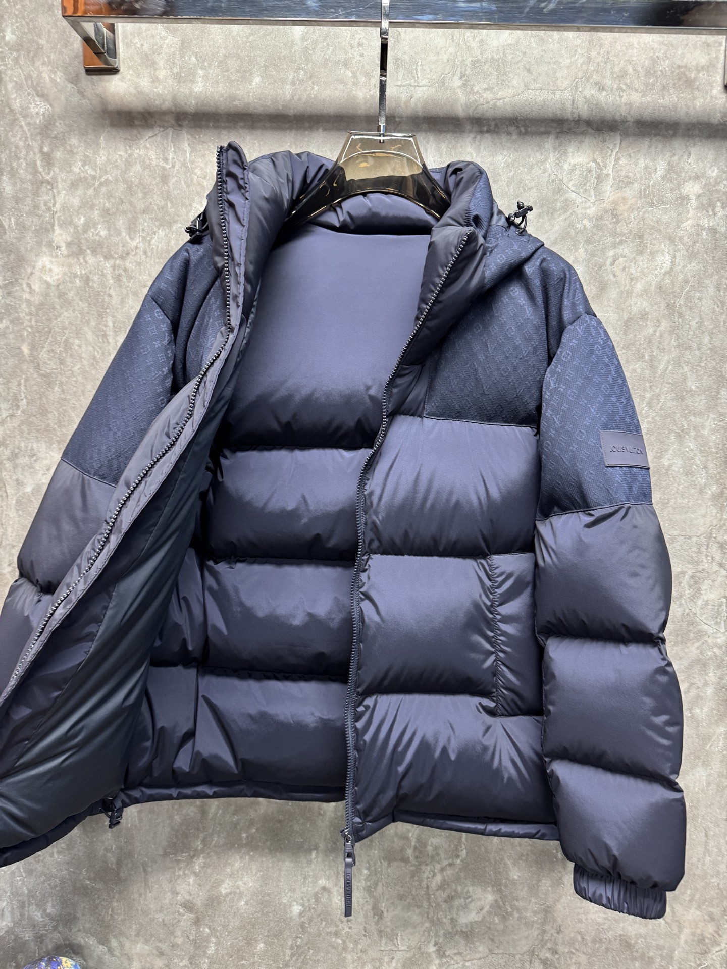 25秋冬上新 Lv暗夜羽绒服 选用进口面料 充绒量实足 定制五金 原版复刻经典百搭 明星同款 专柜同步码