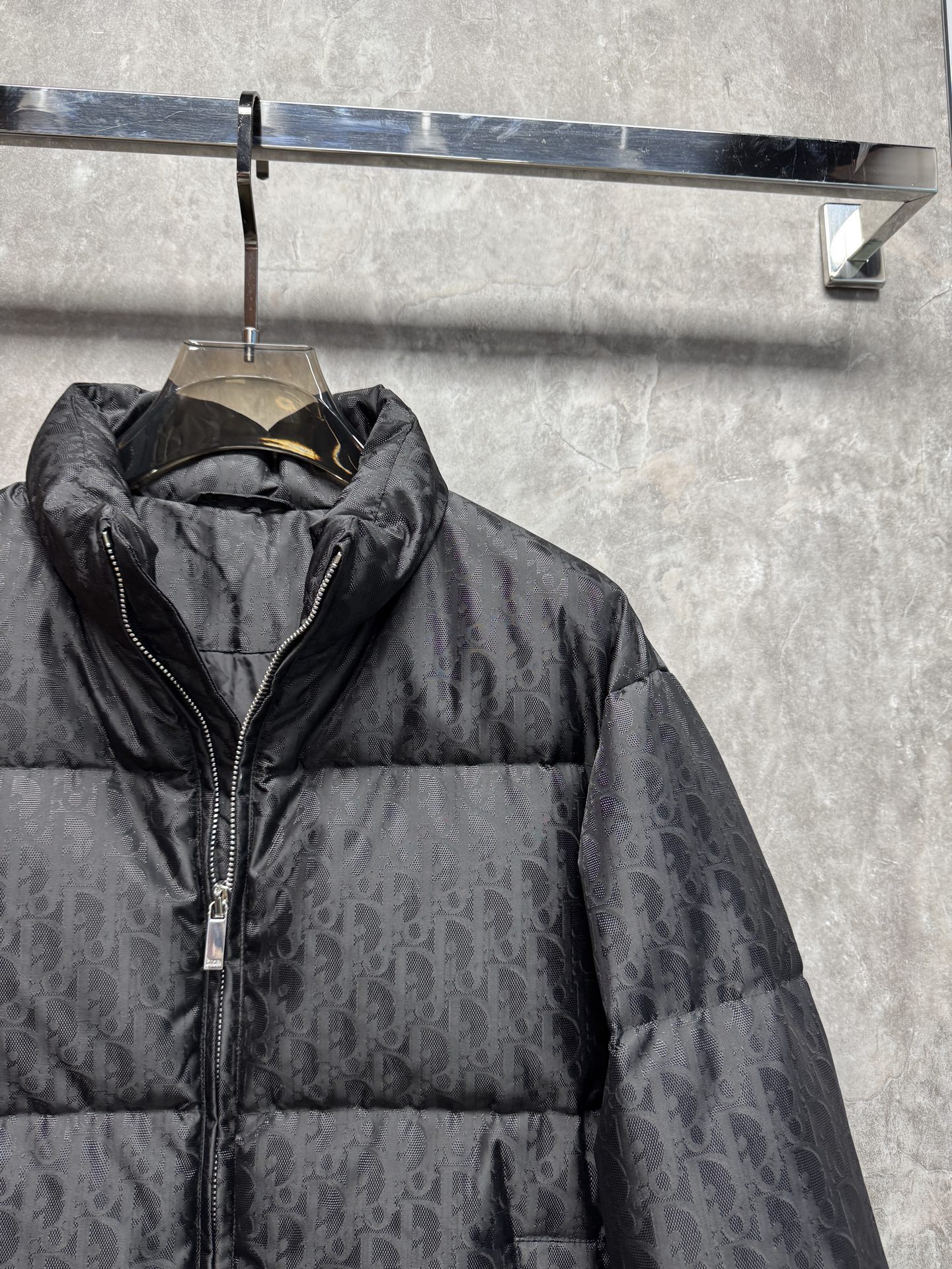 25秋冬上新 DIOR羽绒服 满身印花logo高端大气 选用进口面料 充绒量十足 定制五金 简约时尚 适