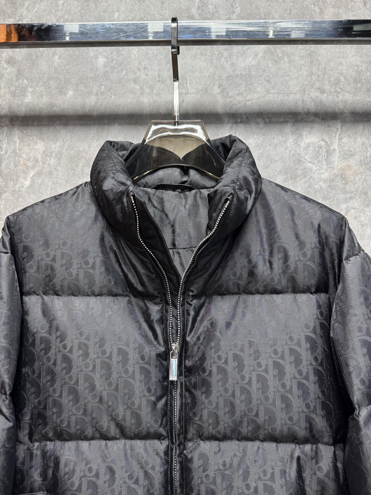 25秋冬上新 DIOR羽绒服 满身印花logo高端大气 选用进口面料 充绒量十足 定制五金 简约时尚 适